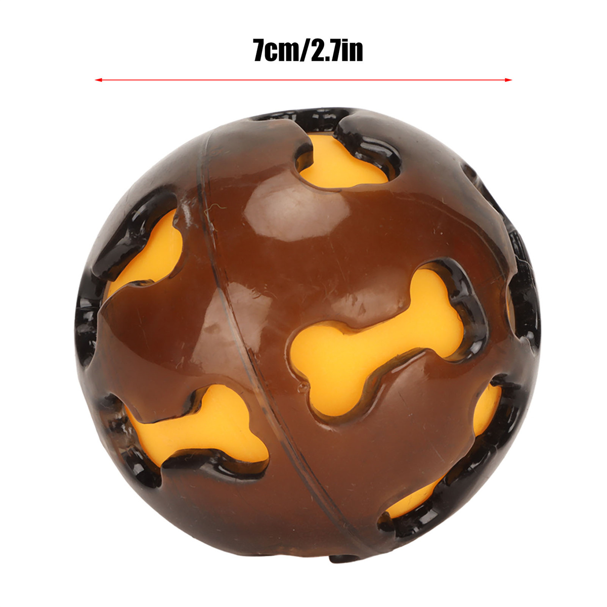Braunes und gelbes Hundespielzeug mit Knochenformen. Es hat eine kugelförmige Form und ist 7 cm/2,7 Zoll groß.