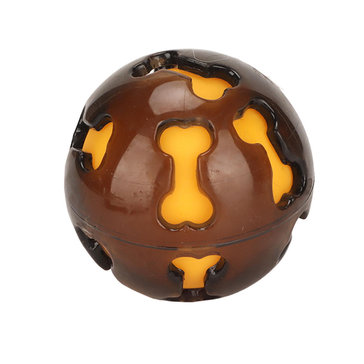 Brauner, hohler Hundespielzeugball mit knochenförmigen Aussparungen und einem gelben Innenball.