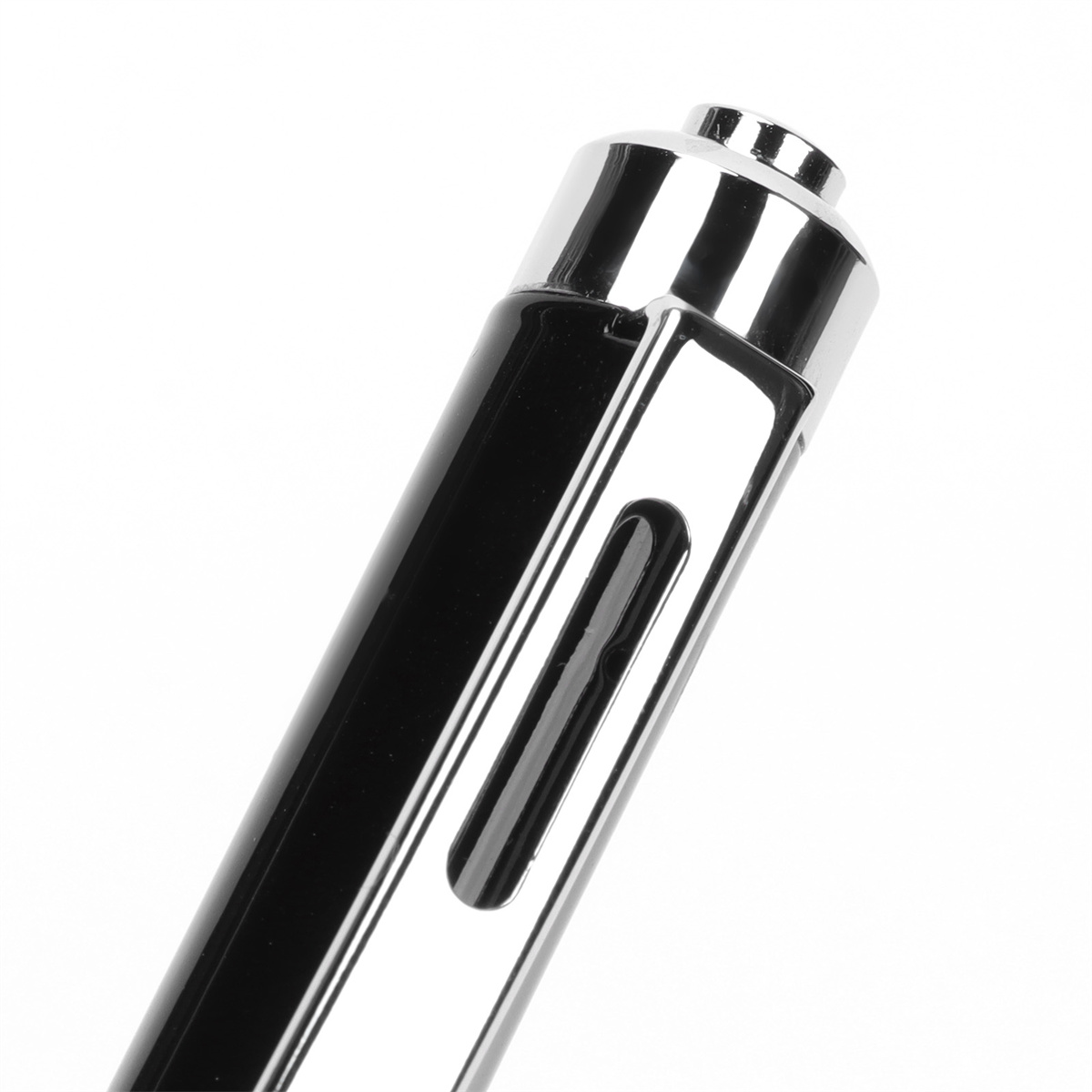 Schwarzer Stift mit silbernen Akzenten. Der Stift ist glänzend, mit Clip und Knopf oben.