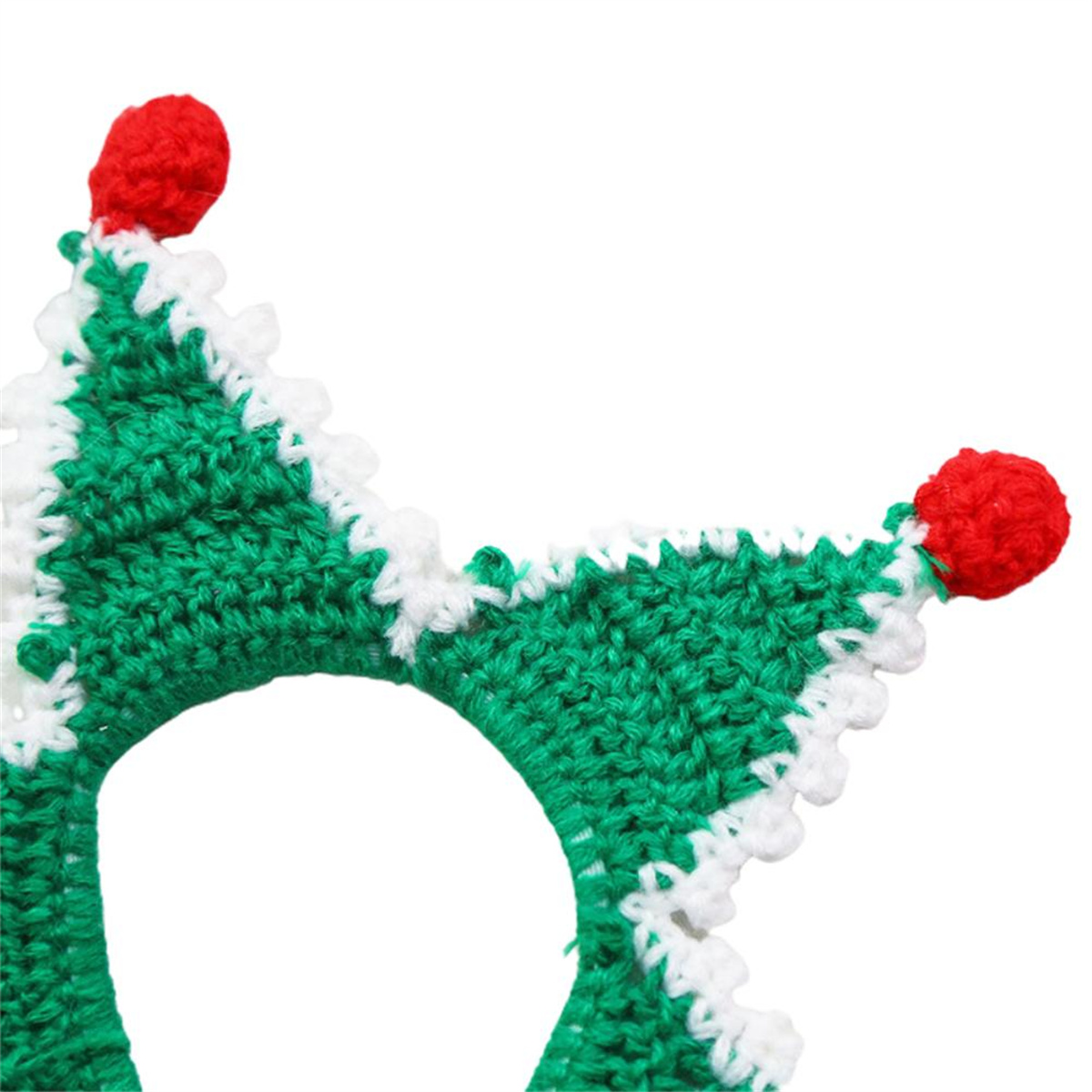 Gehäkelter grüner Weihnachtshut mit roten Pompons und weißem Besatz auf weißem Hintergrund.