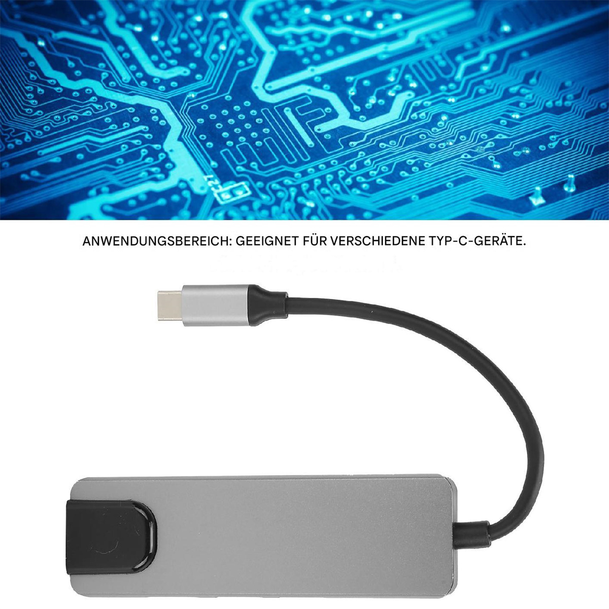 Ein grauer USB-C-Hub mit schwarzem Kabel. Eine blaue Leiterplatte ist im Hintergrund sichtbar.