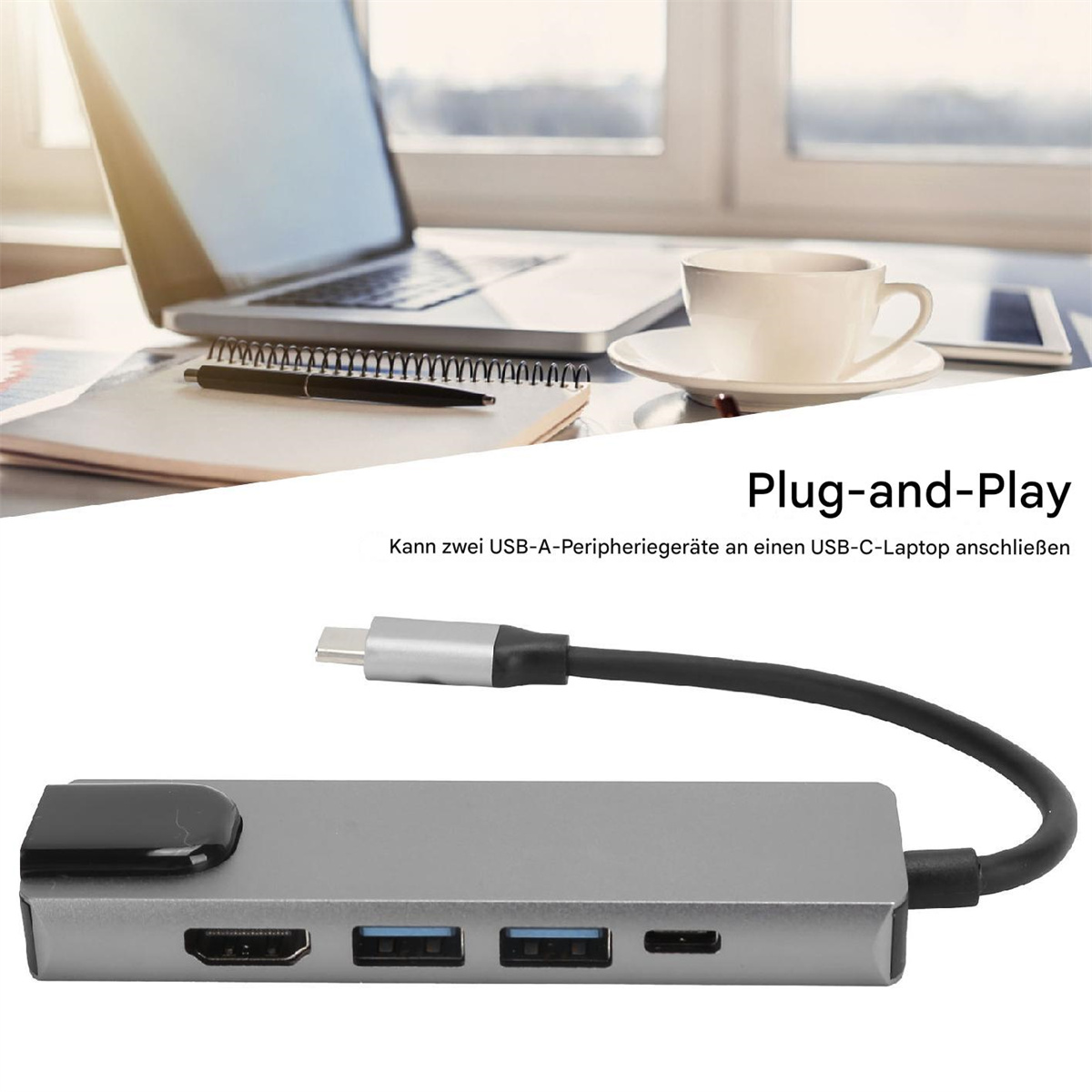 Ein grauer Hub mit mehreren Anschlüssen und ein Laptop auf dem Schreibtisch. Text: Plug-and-Play.
