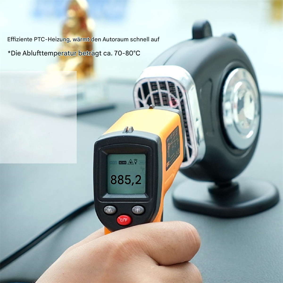 Ein Handthermometer misst die Temperatur einer Autoheizung.