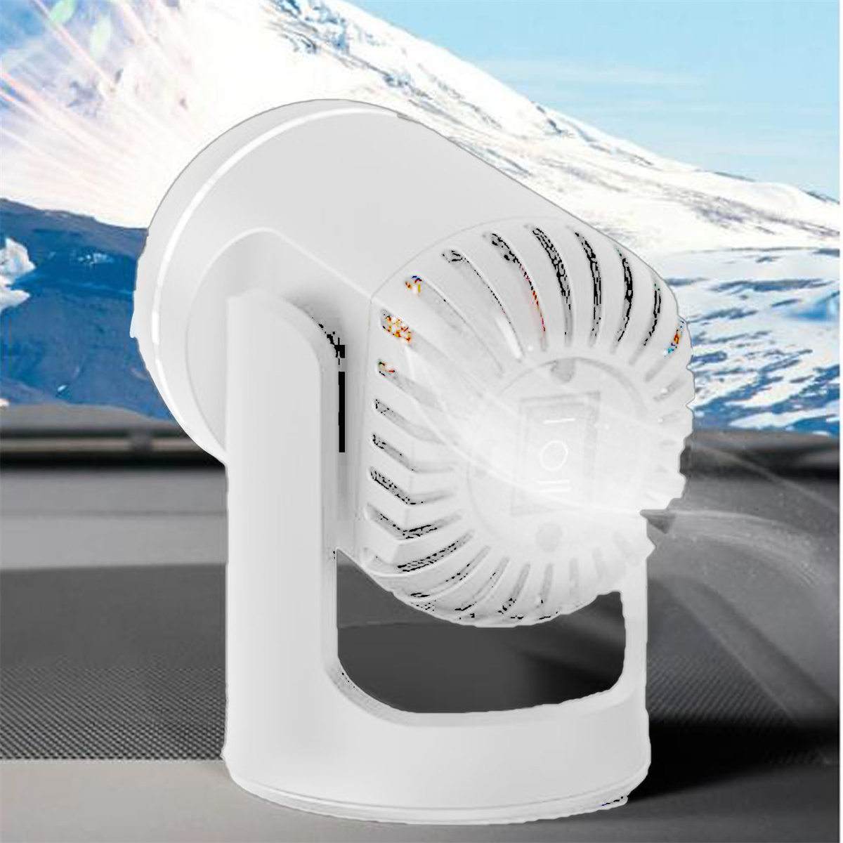 Weißer Ventilator mit kreisförmigem Gitterdesign. Hat einen weißen Sockel. Schneegebirge im Hintergrund.