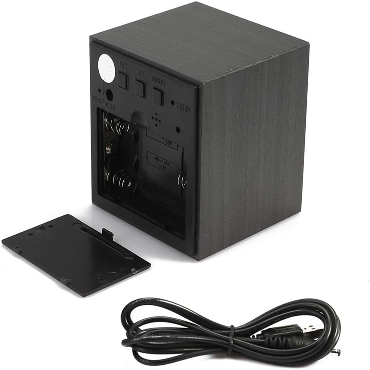 Eine schwarze Holzwürfeluhr mit offenem Batteriefach und USB-Kabel.