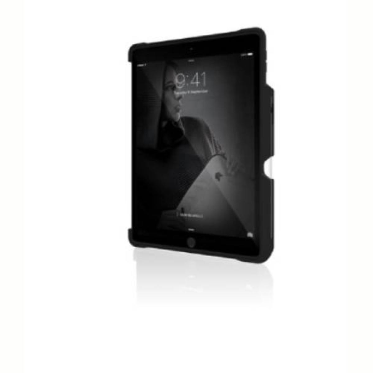 Tablet in una custodia nera. Una donna è mostrata sullo schermo del tablet, sfondo bianco.