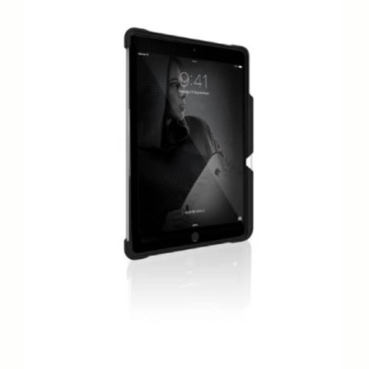 Un iPad all'interno di una custodia protettiva nera.