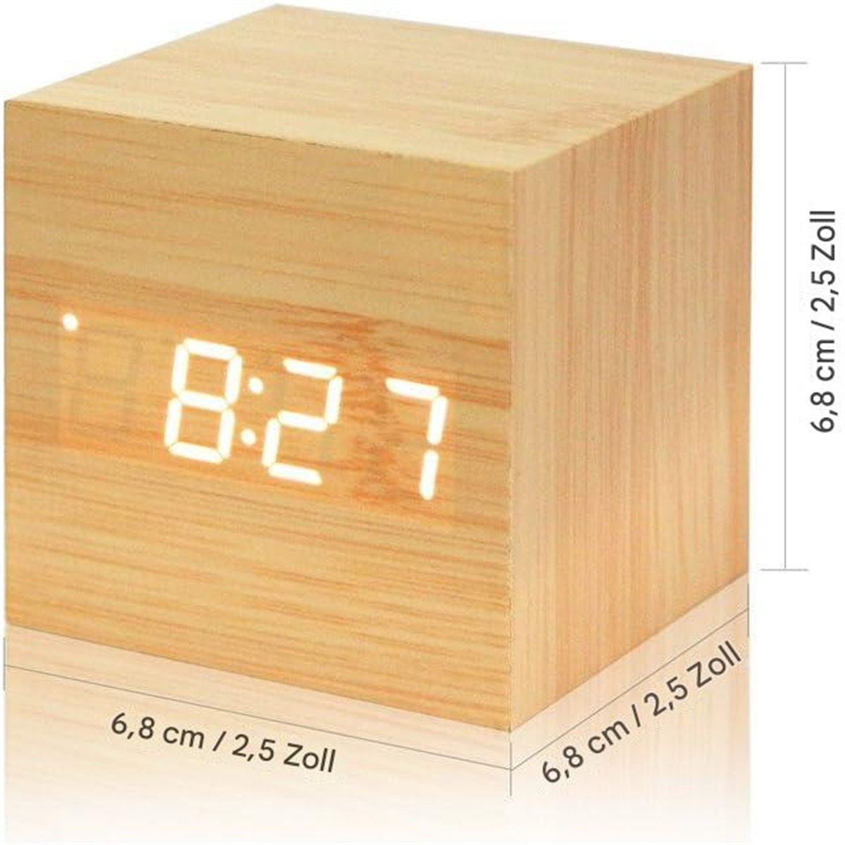 Holzwürfeluhr mit 8:27. Maße: 6,8 cm/2,5 Zoll. Weiße Ziffern auf dem hellen Holzwürfel.