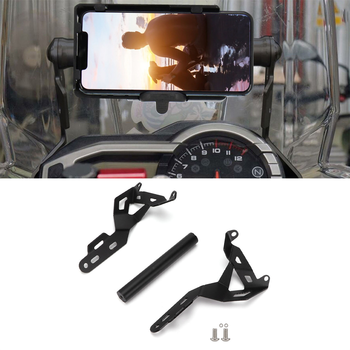 Motorrad-Armaturenbrett mit Telefonhalter. Telefonbildschirm zeigt Landschaft. Zusätzliche Montagehardware sichtbar.