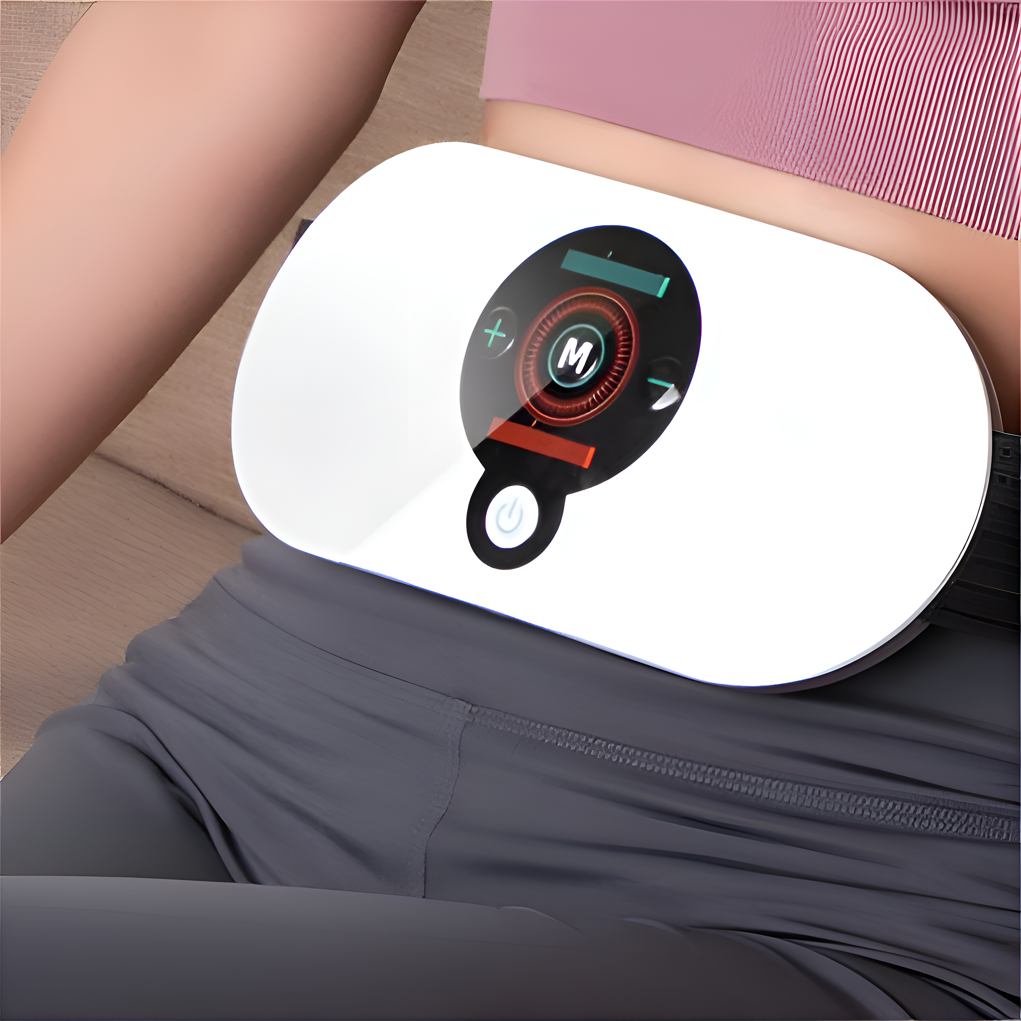 Frau trägt einen weißen Muskelstimulationsgürtel. Rotes und schwarzes Display, schwarzer Gurt.