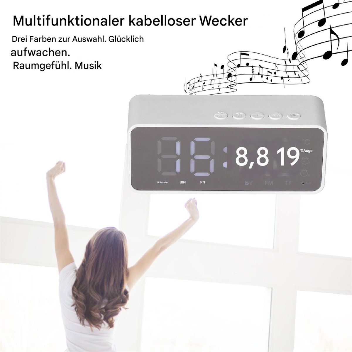 Ein weißer Wecker mit Digitalanzeige, Noten darüber und einer Frau im Hintergrund.