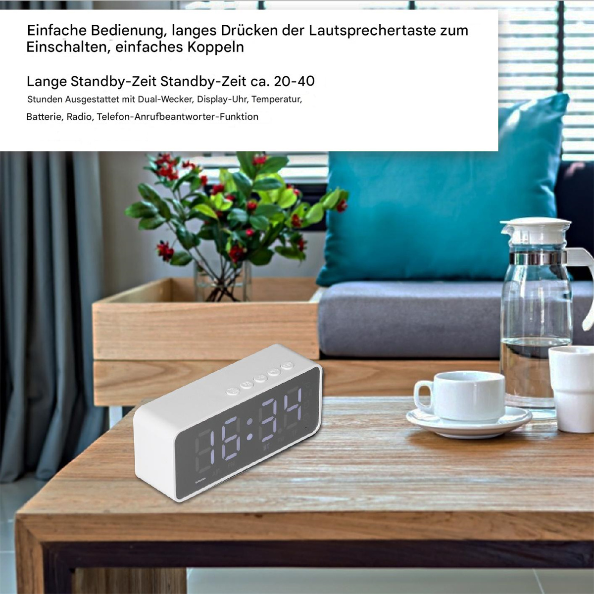 Weißer digitaler Wecker auf Holztisch, mit Text über Standby-Zeit und Funktionen.