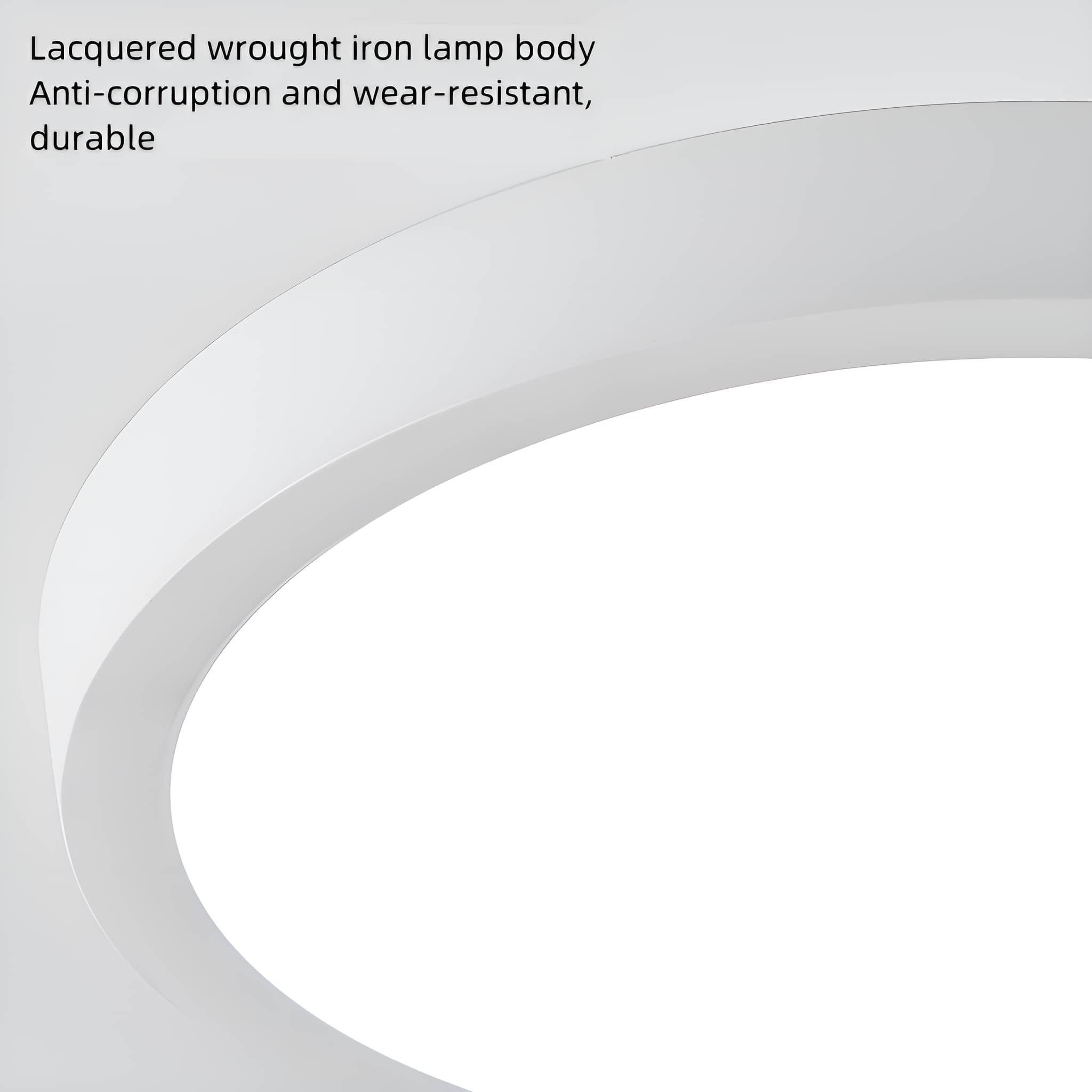 Eine weiße, geschwungene Lampe mit weißem Hintergrund und Text.