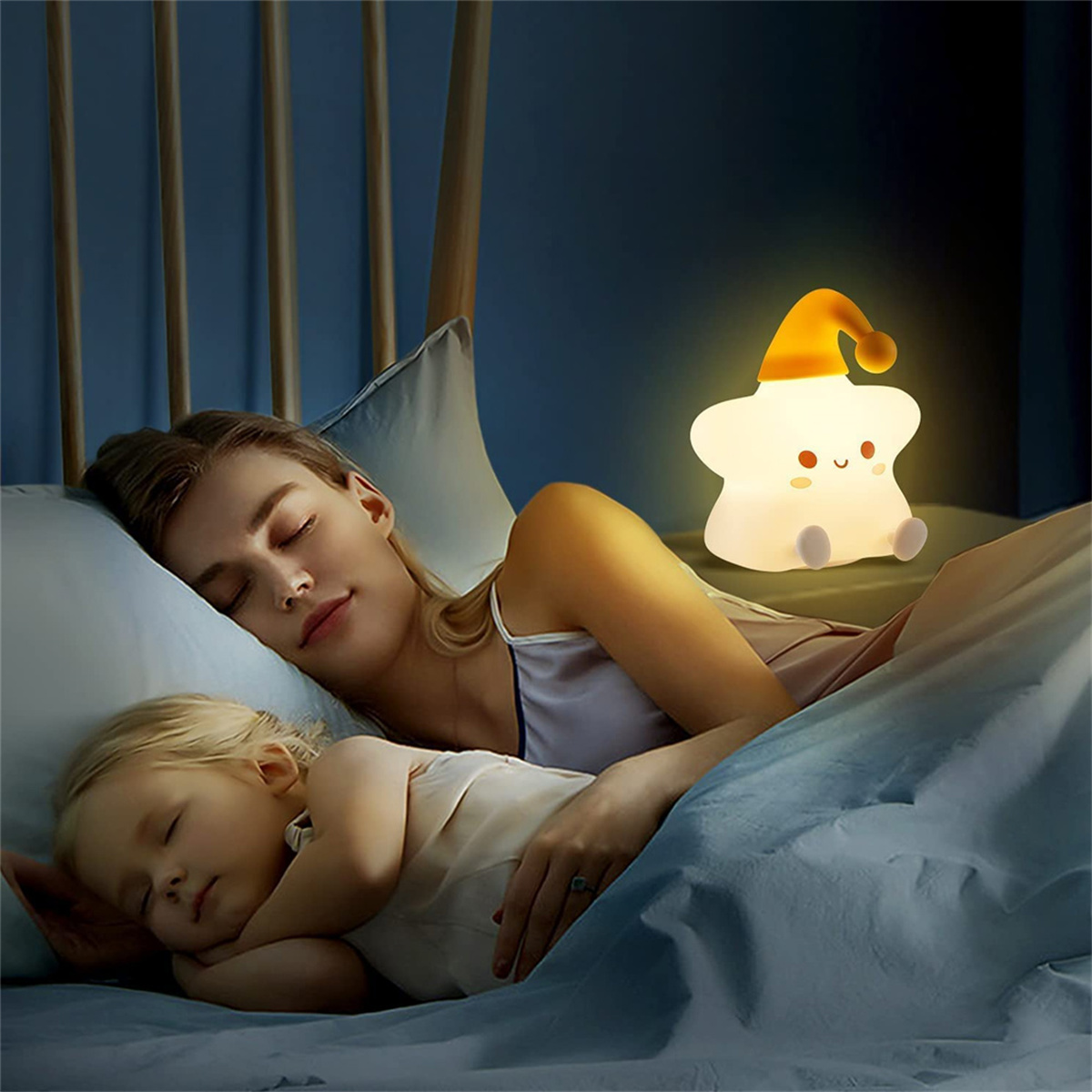 Eine Mutter und ein Kind schlafen im Bett, mit einem sternförmigen Nachtlicht.