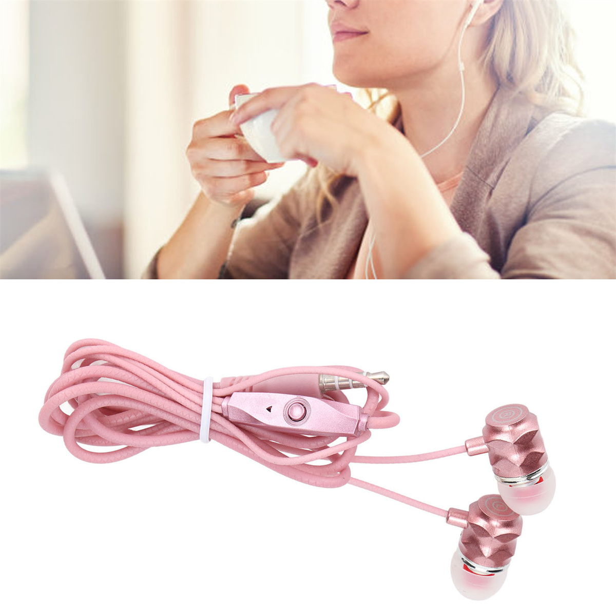 Frau mit Kopfhörern trinkt Kaffee. Rosa kabelgebundene Ohrhörer auf dem Tisch.