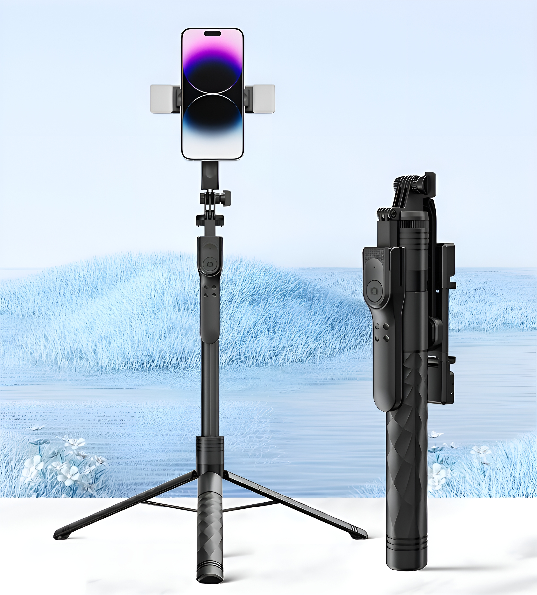 Schwarzer Selfie-Stick mit Telefon und eine gefaltete Version. Hintergrund: hellblau, mit grasartigem Muster.