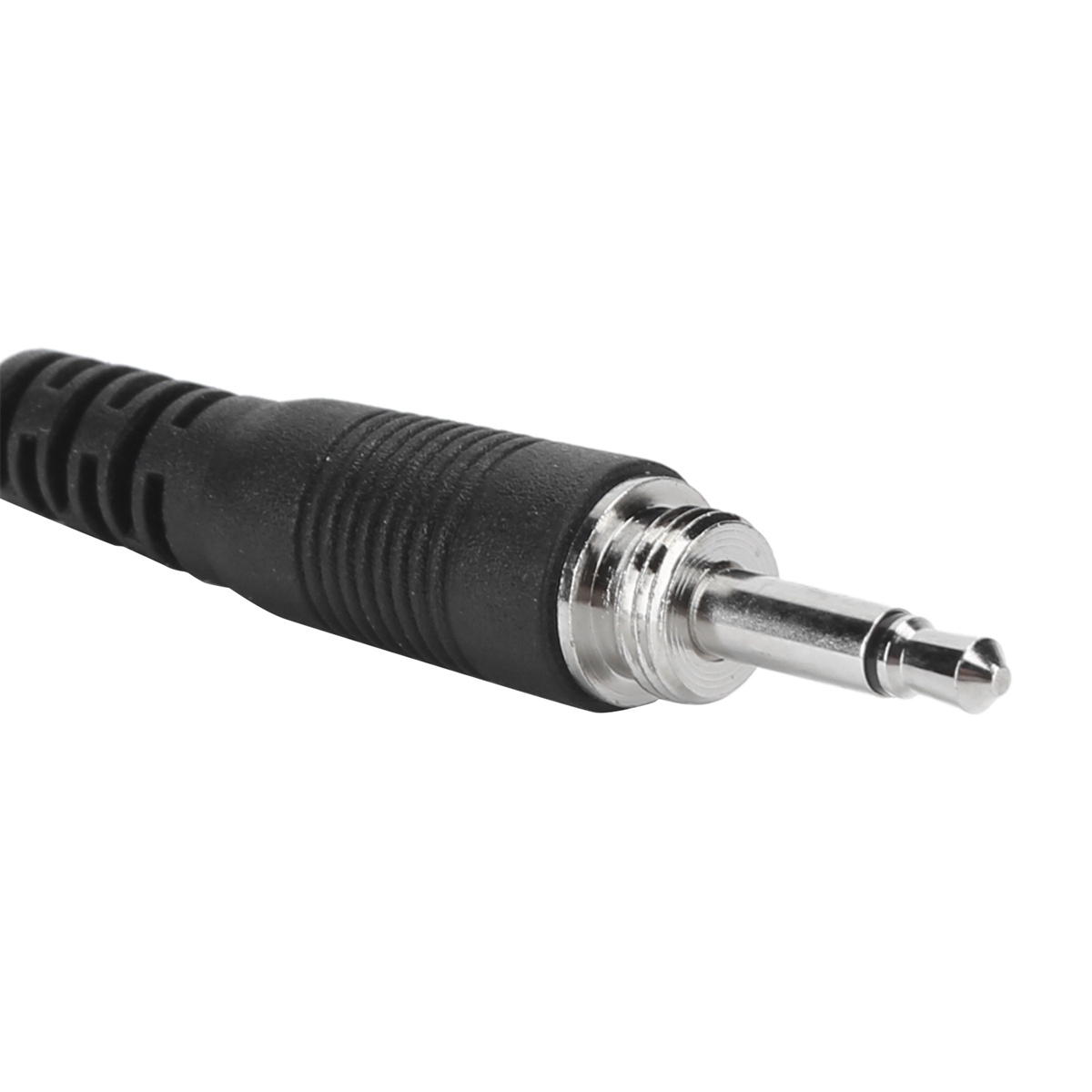 Nahaufnahme eines schwarzen Audiokabels mit einem silbernen 3,5-mm-Klinkenstecker.