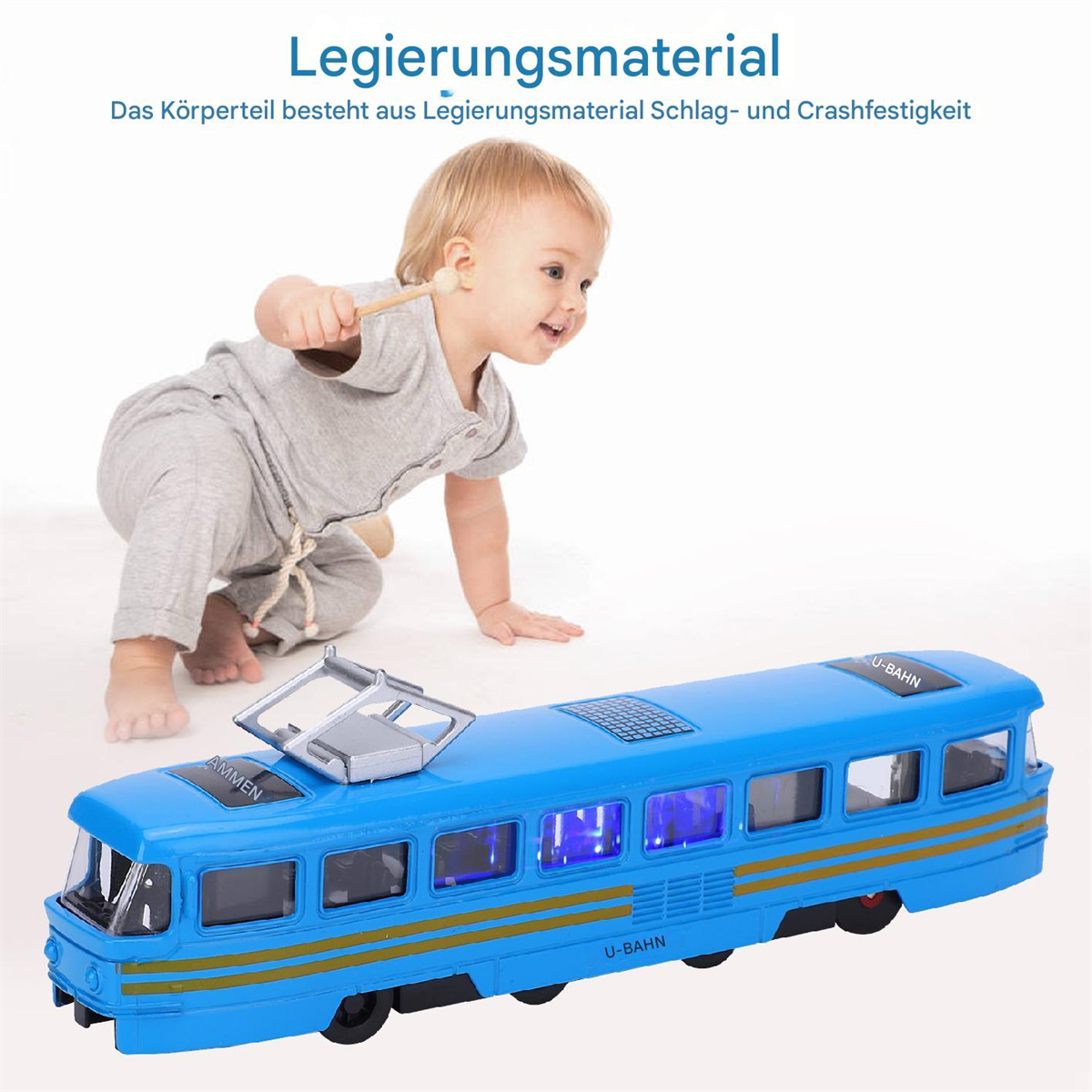 Ein Kind spielt mit einem blauen Spielzeugzug. Text auf Deutsch: Legierungsmaterial.