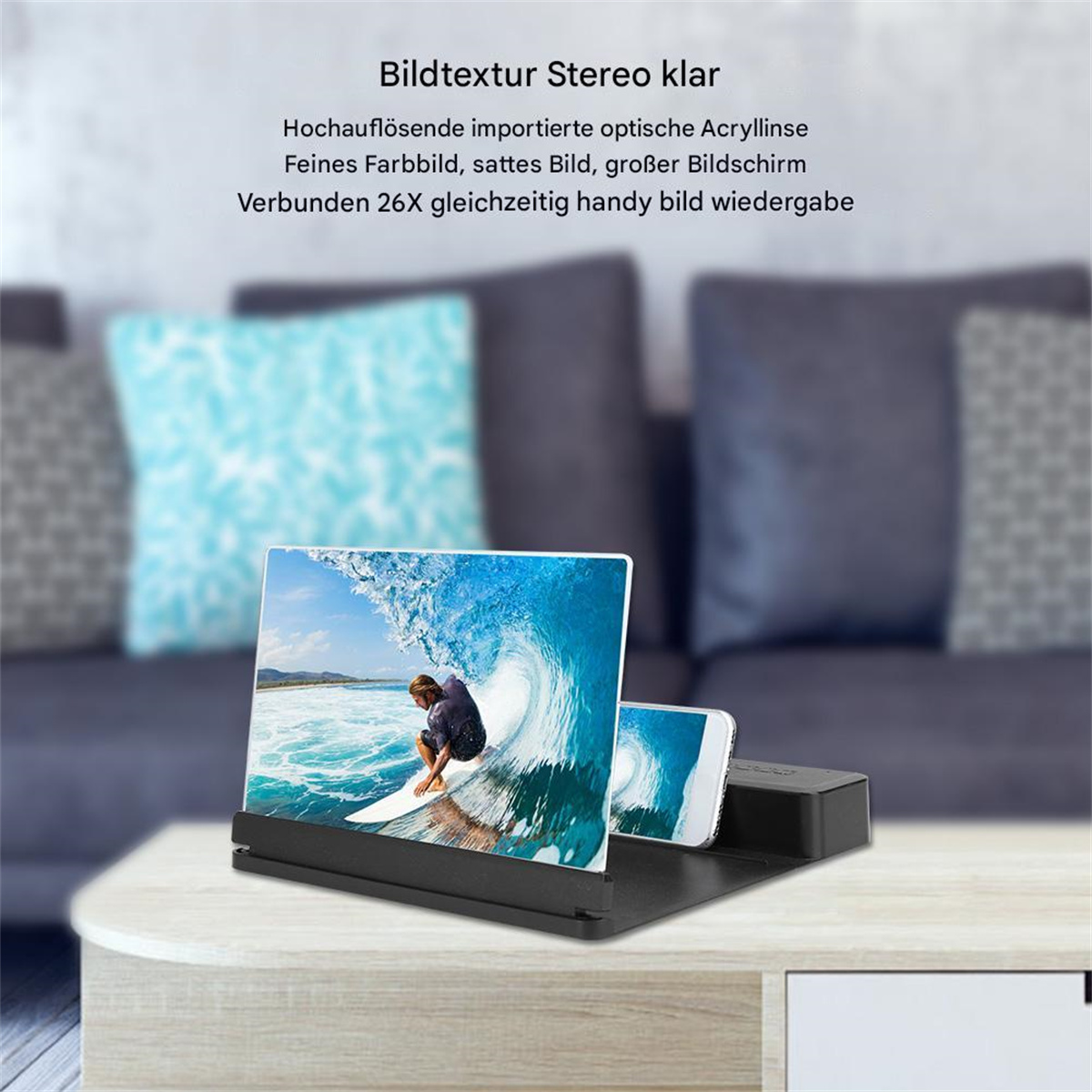 Ein Smartphone in einem Halter, das ein Video zeigt. Text auf Deutsch. Eine Raumeinstellung ist sichtbar.