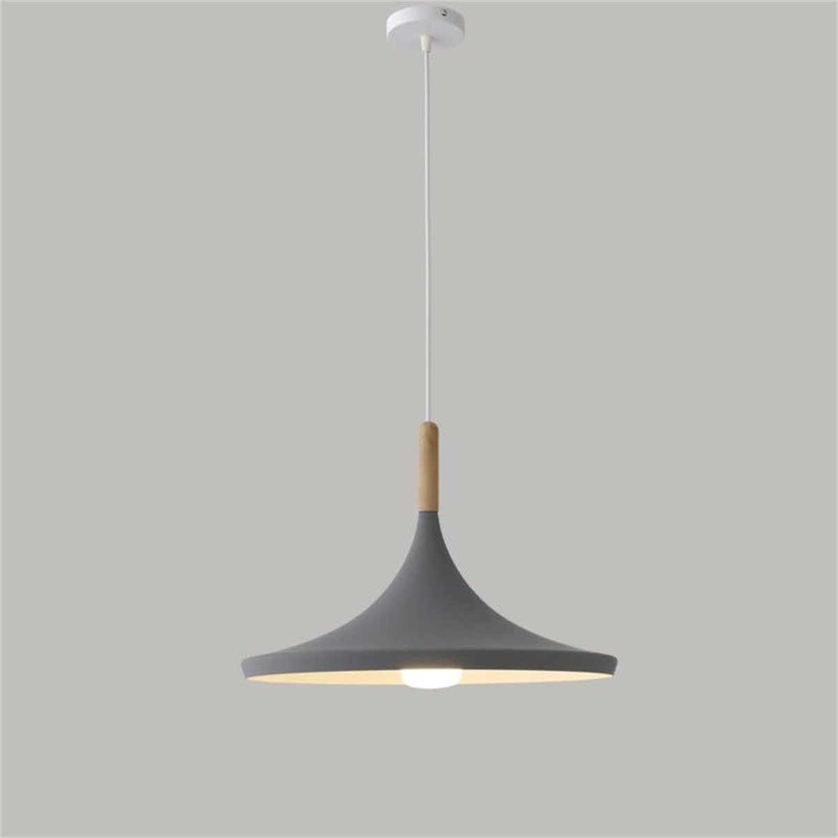 Eine graue Pendelleuchte mit Holzakzent und weißer Deckenhalterung. Das Licht hängt an einem weißen Kabel.