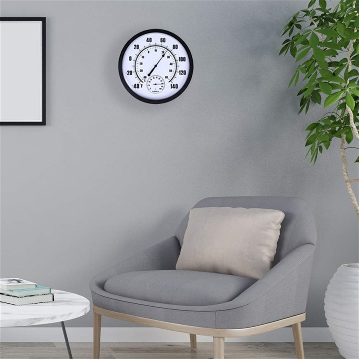 Eine schwarz-weiße Wanduhr und ein Stuhl mit einem Kissen.