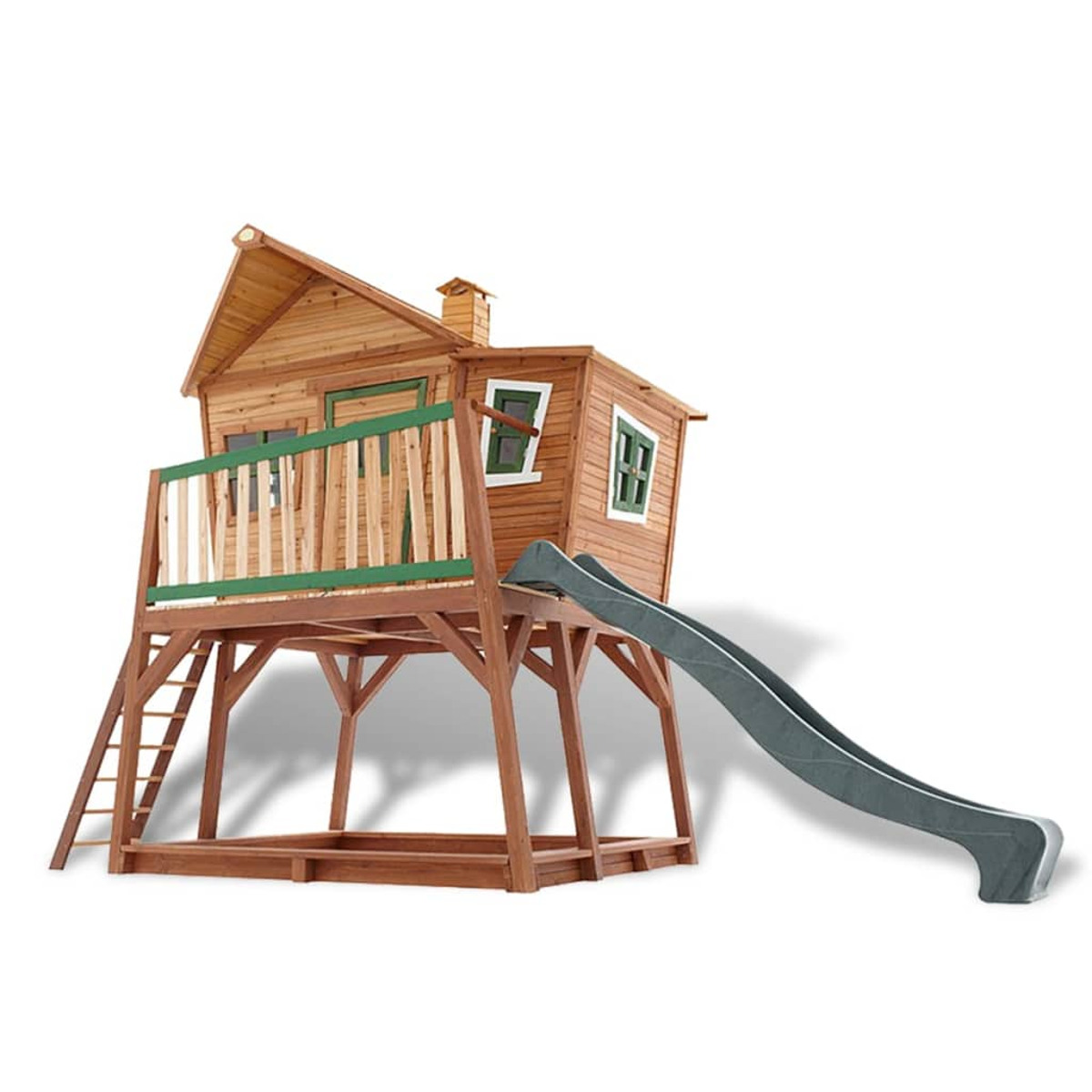 Holzspielhaus mit Rutsche und Leiter. Mit grünem Geländer und Sandkasten.