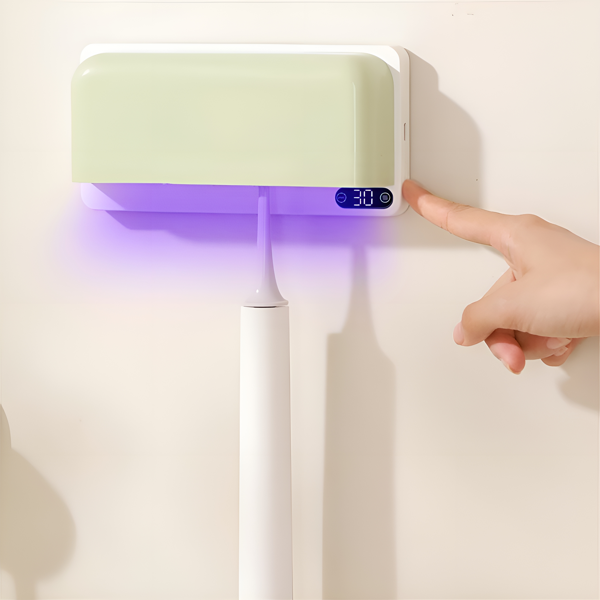 Eine Zahnbürsten-Desinfektionsmittel an einer Wand. Eine Hand drückt einen Knopf. Die Anzeige zeigt 30.