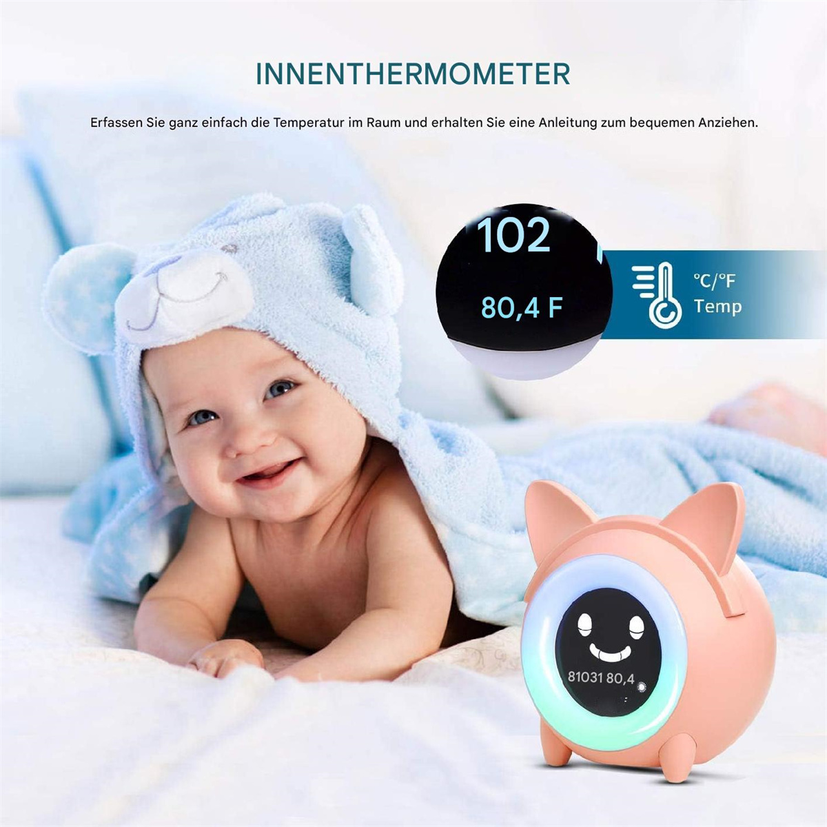 Baby in einem blauen Handtuch. Eine runde rosa Uhr zeigt Temperatur und Smiley-Gesicht. Text: Innenthermometer.