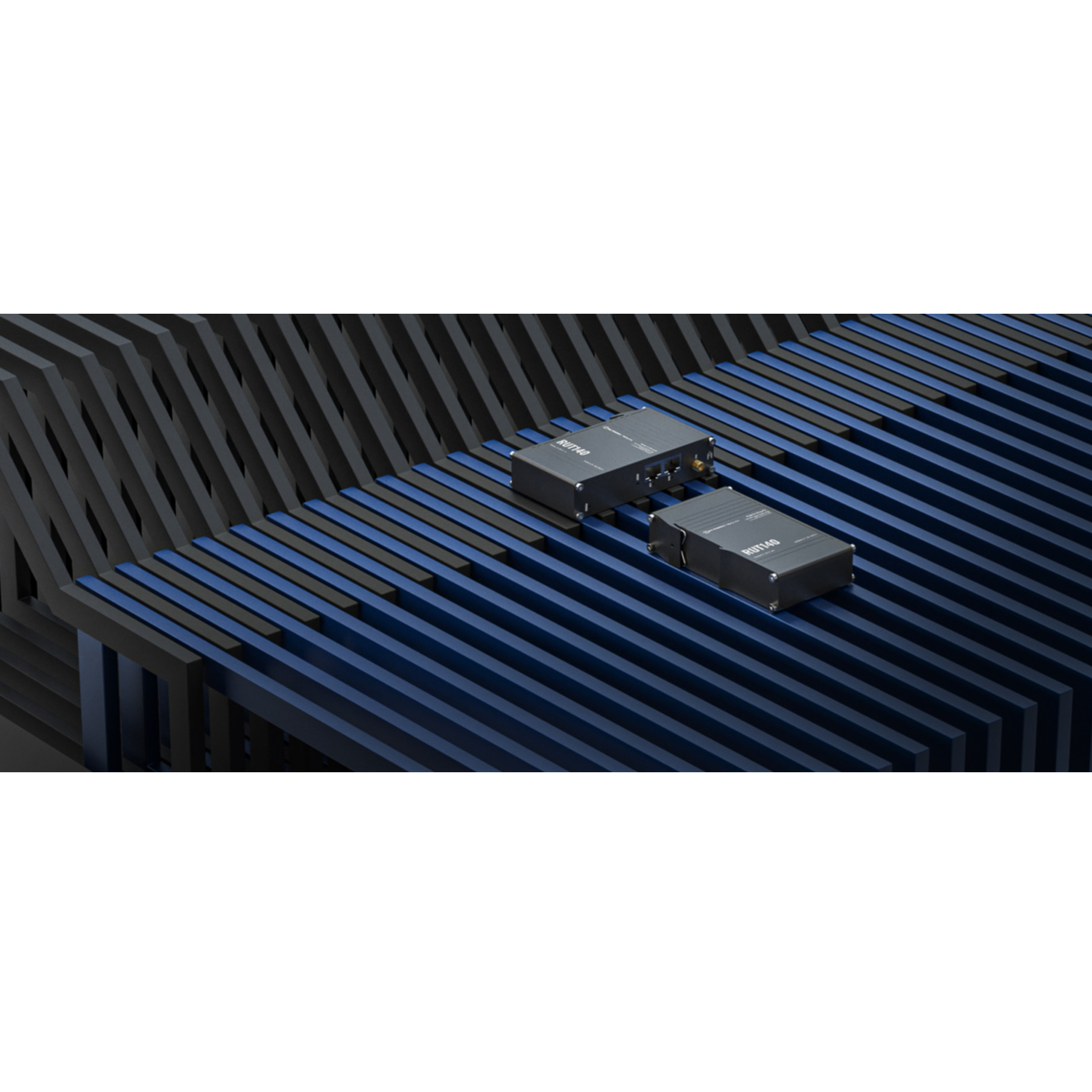 Deux boîtes noires sur une surface bleue avec des lignes noires. Le fond est une structure noire et grise.