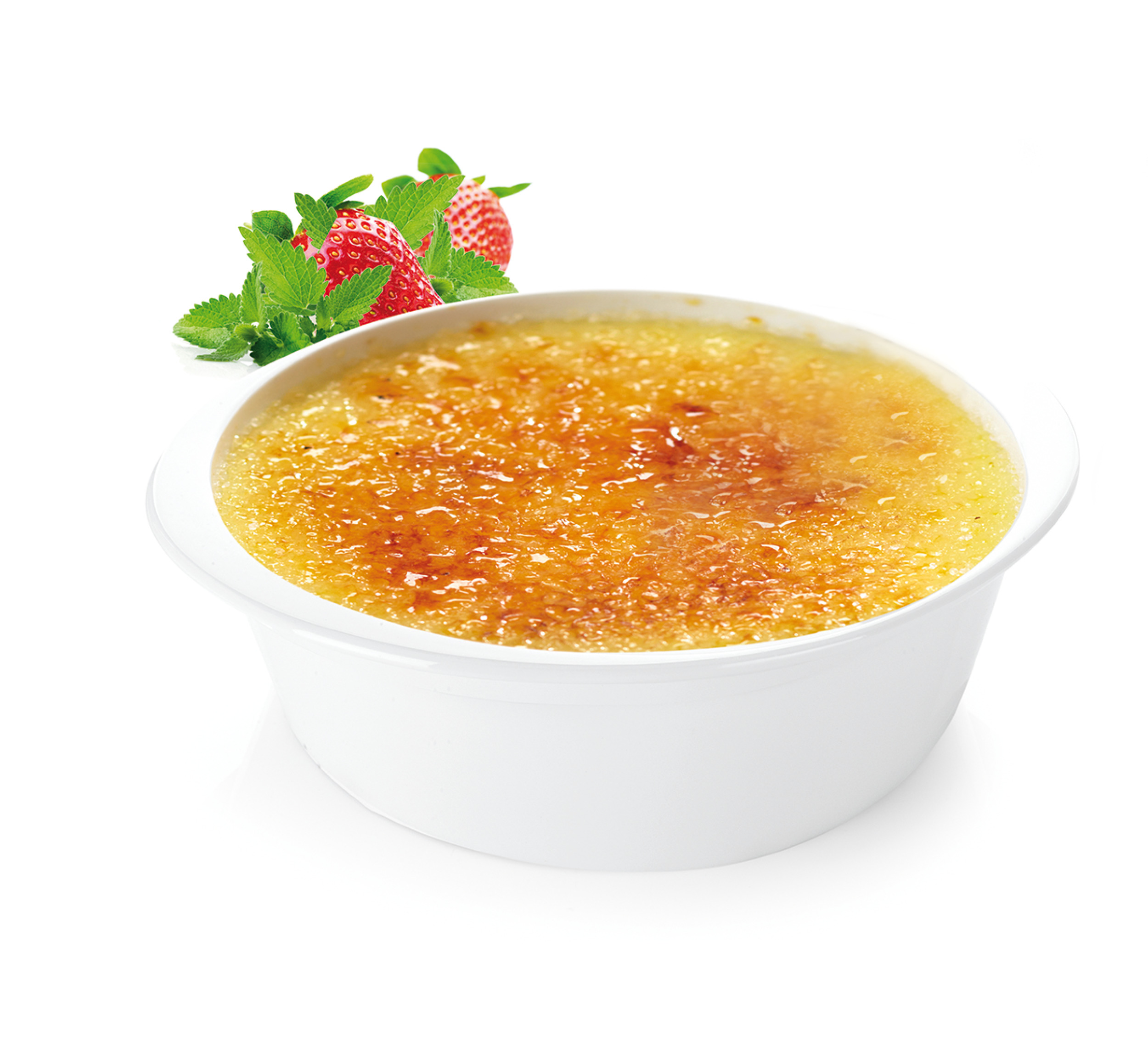 Creme brûlée in einer weißen Schüssel mit Erdbeeren und Minze auf weißem Hintergrund.