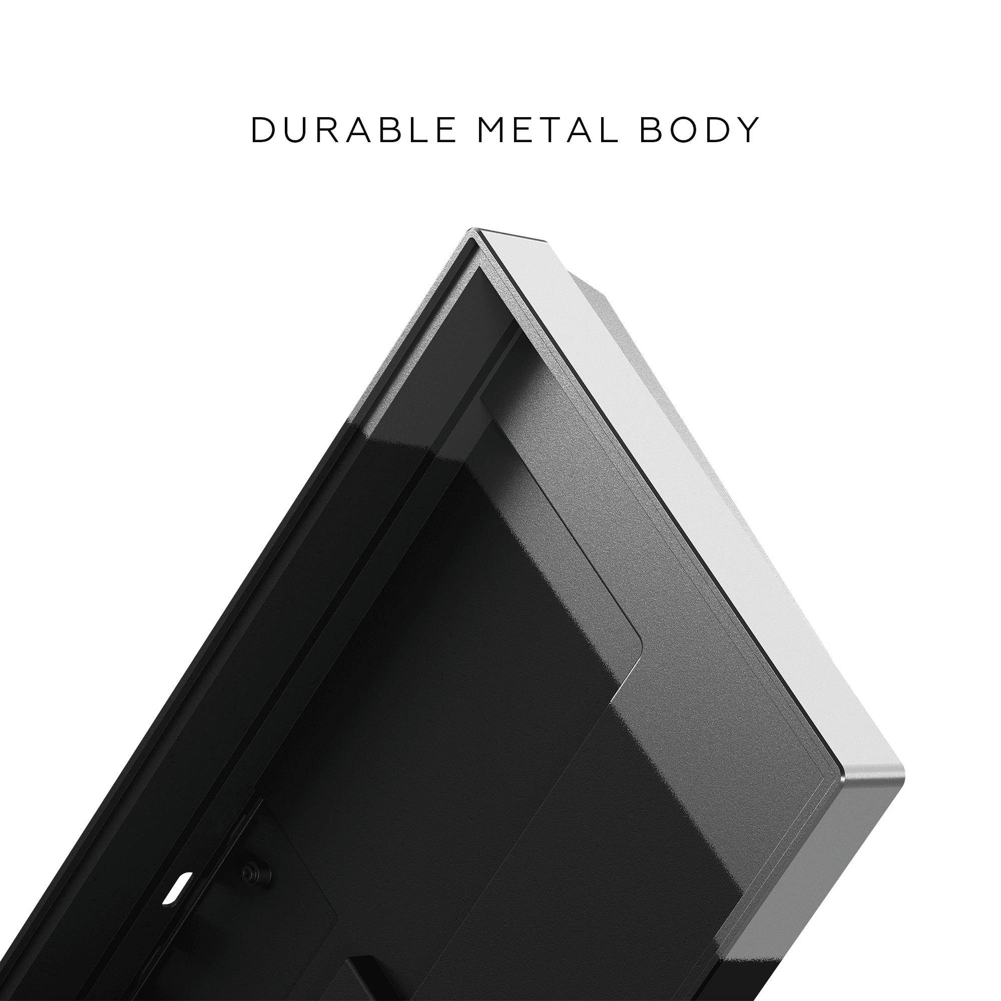 Nahaufnahme eines dunklen Metallkörpers mit einer glänzenden silbernen Kante. Das Metall ist leicht angewinkelt.