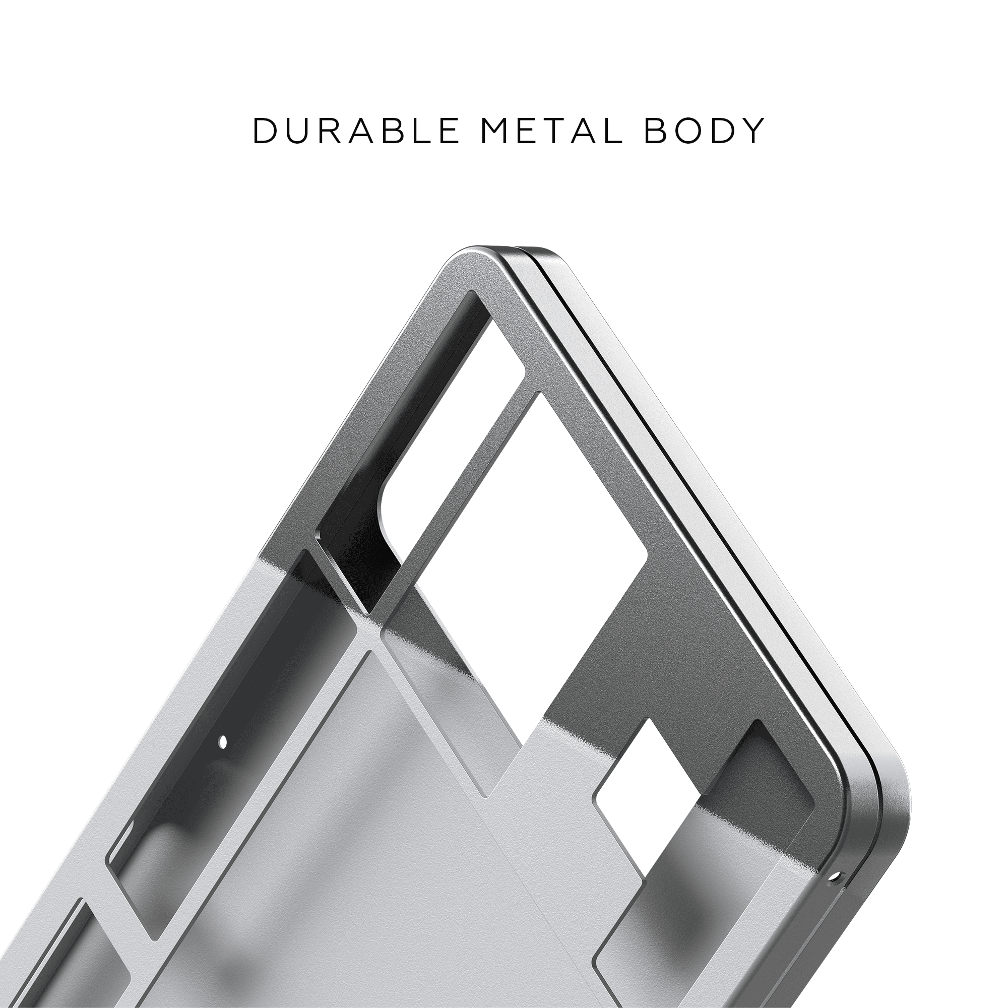 Nahaufnahme eines silbernen Metallgehäuses eines Geräts, mit weißem Hintergrund und Text oben.