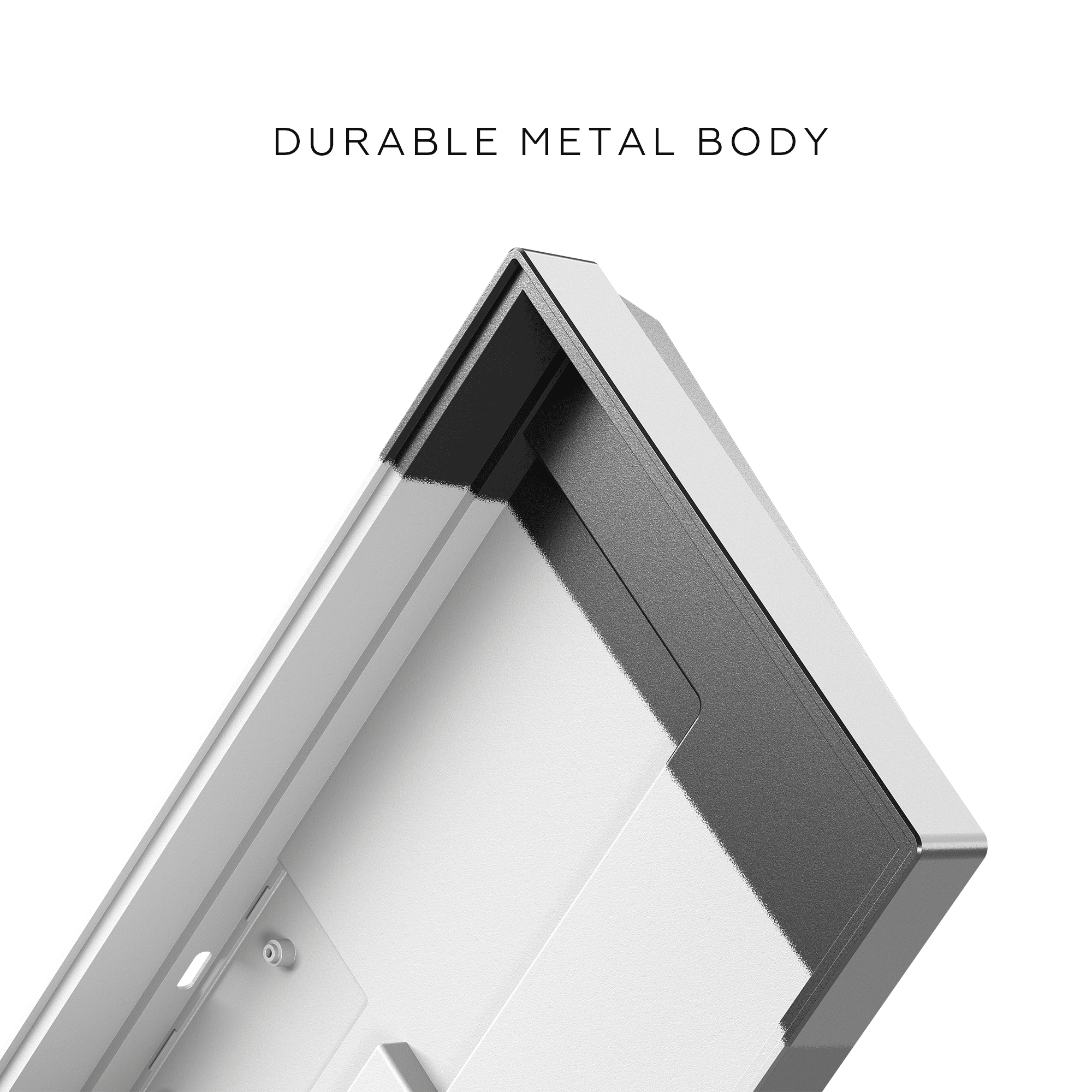 Nahaufnahme eines silbernen und schwarzen Metalleckstücks, mit weißem Hintergrund und Text 'DURABLE METAL BODY'.