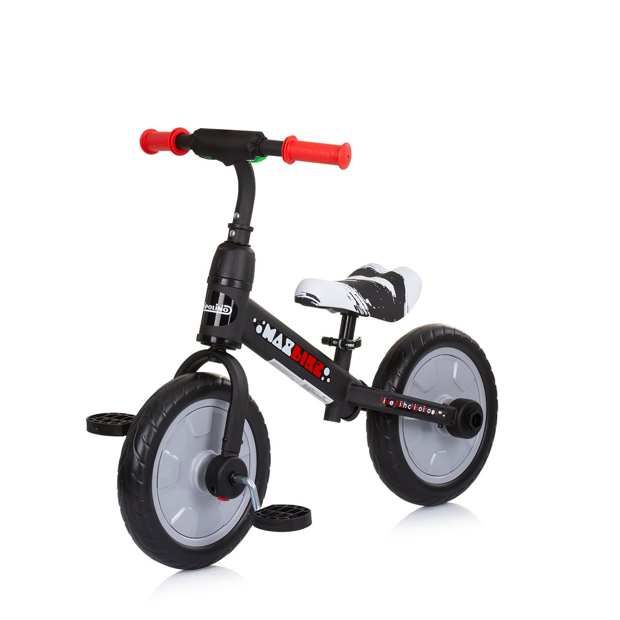 Bicicleta de equilibrio en blanco y negro con empuñaduras rojas en el manillar, aislada en blanco.
