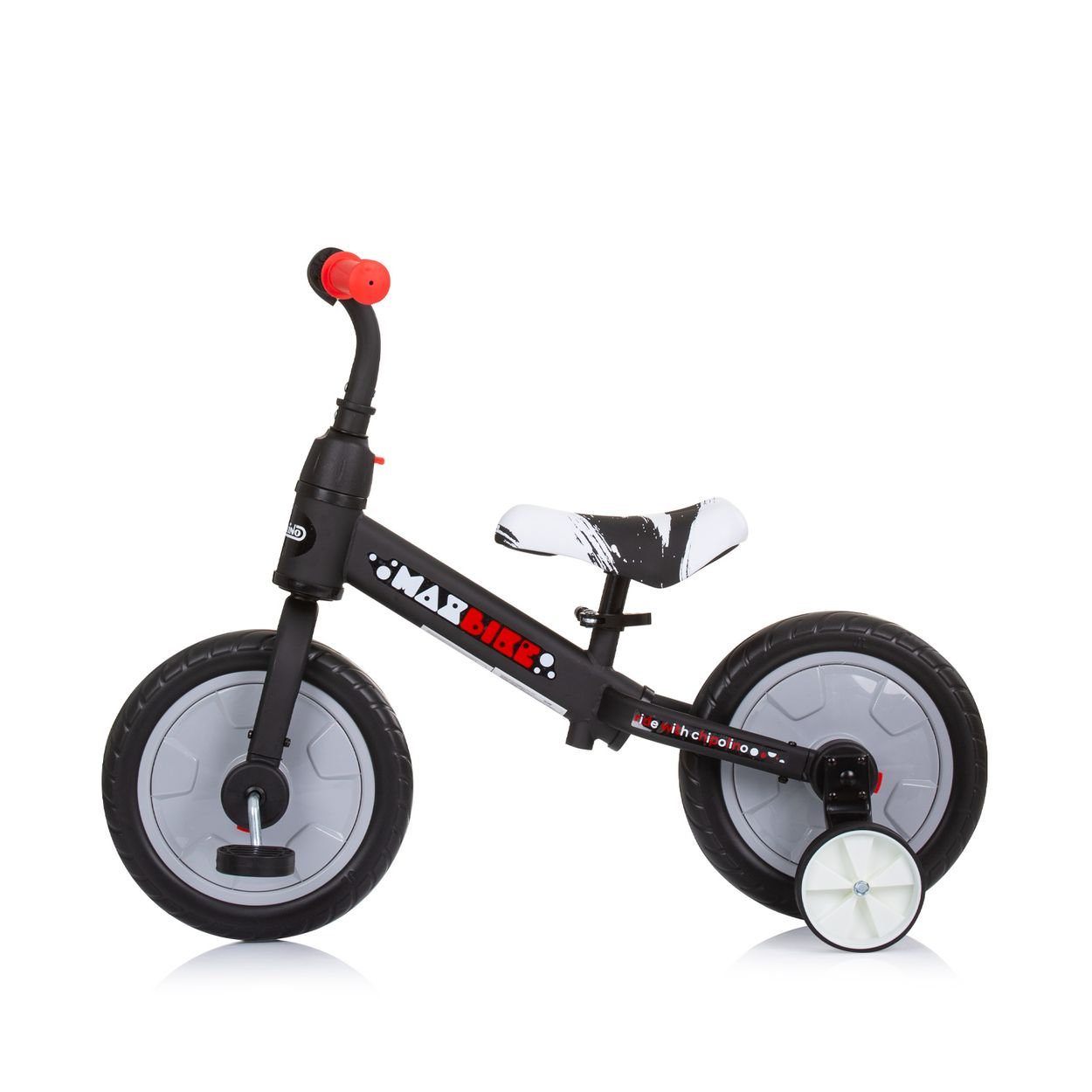 Una bicicleta de equilibrio negra y roja para niños con asiento blanco y negro, sobre un fondo blanco.