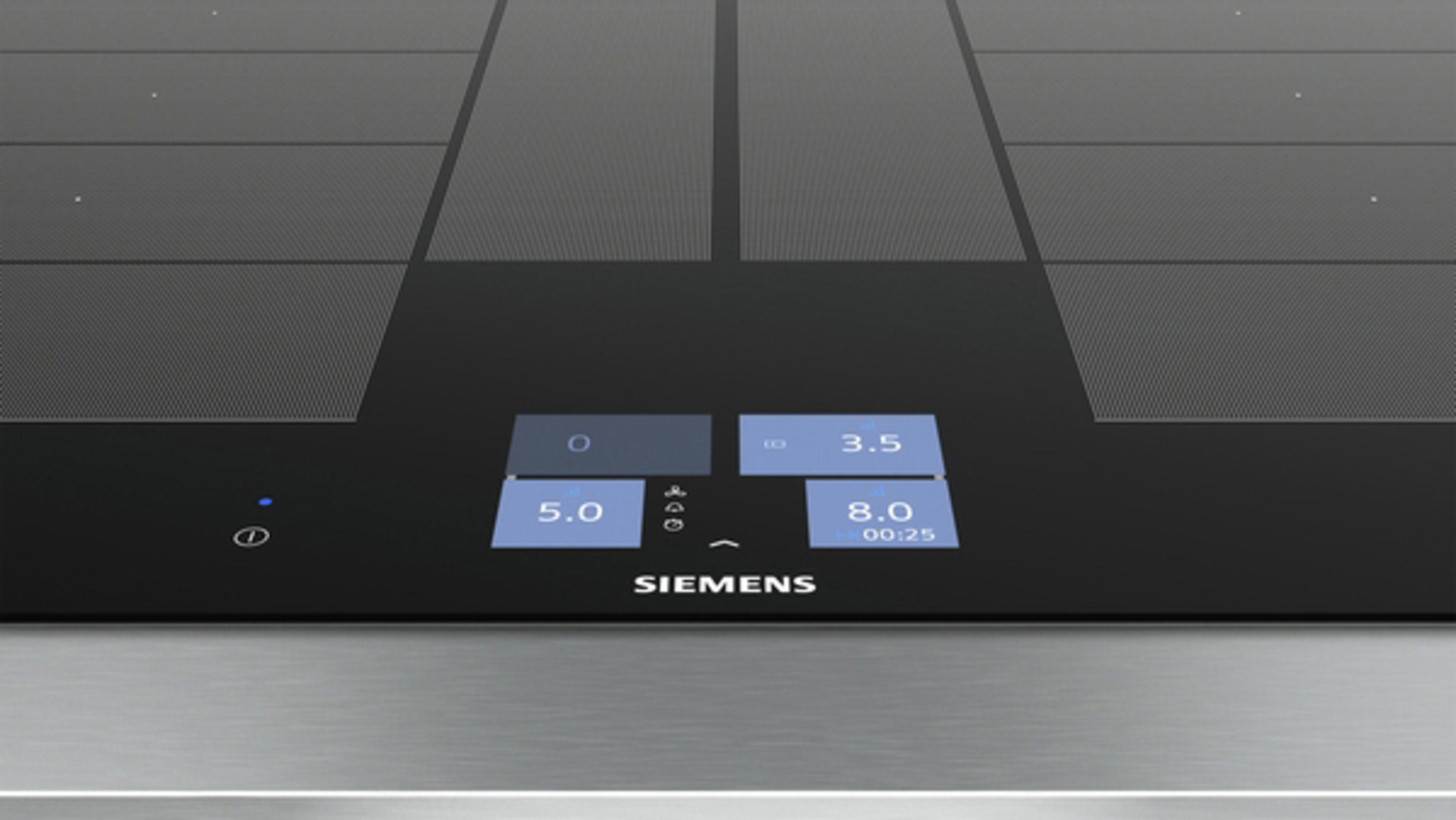 Primer plano de una placa de inducción negra con panel de control digital. Marca Siemens.