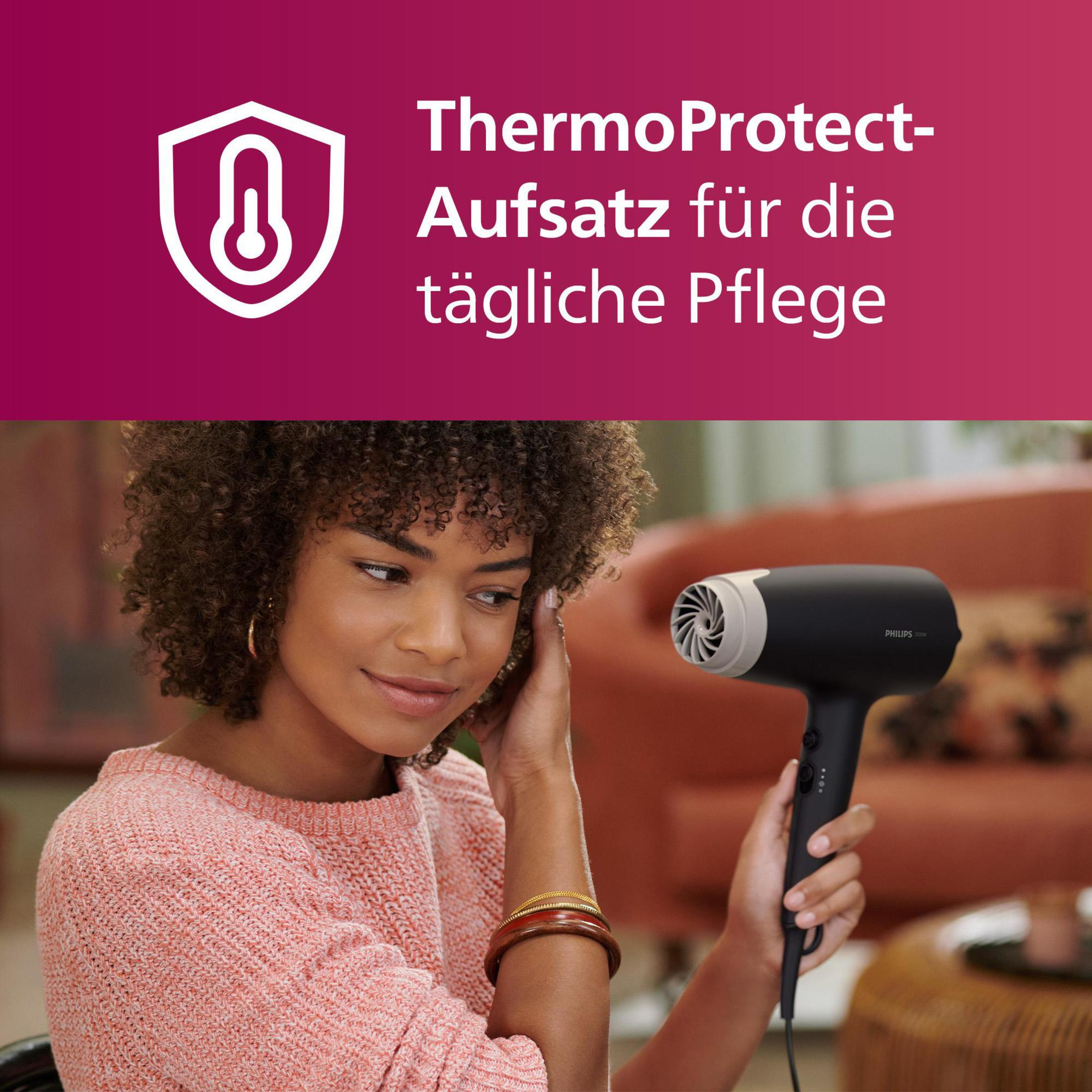 Kobieta trzymająca czarną suszarkę do włosów. Tekst mówi: Nasadka ThermoProtect do codziennej pielęgnacji.