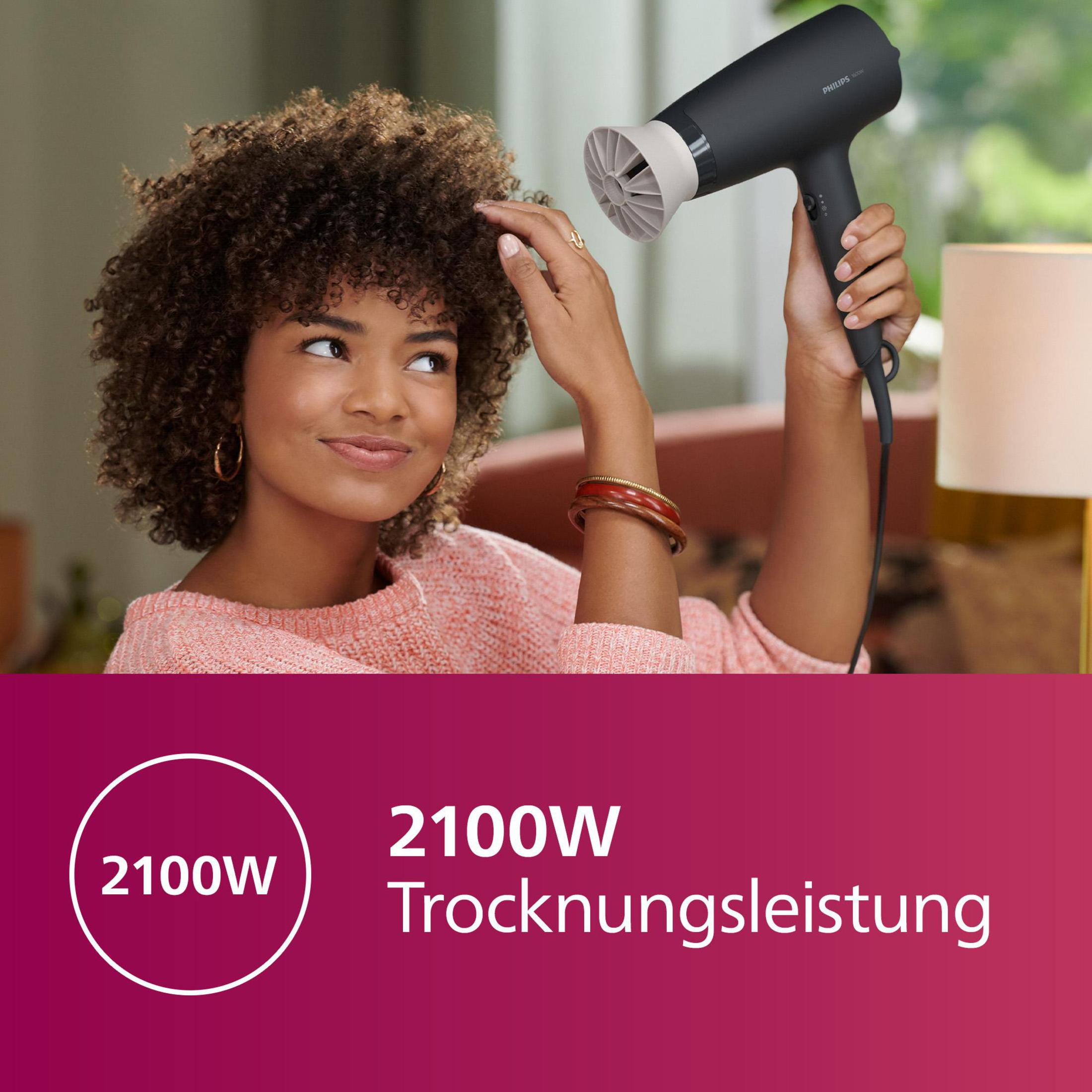 Kobieta trzymająca czarną suszarkę do włosów i susząca włosy, z tekstem poniżej.