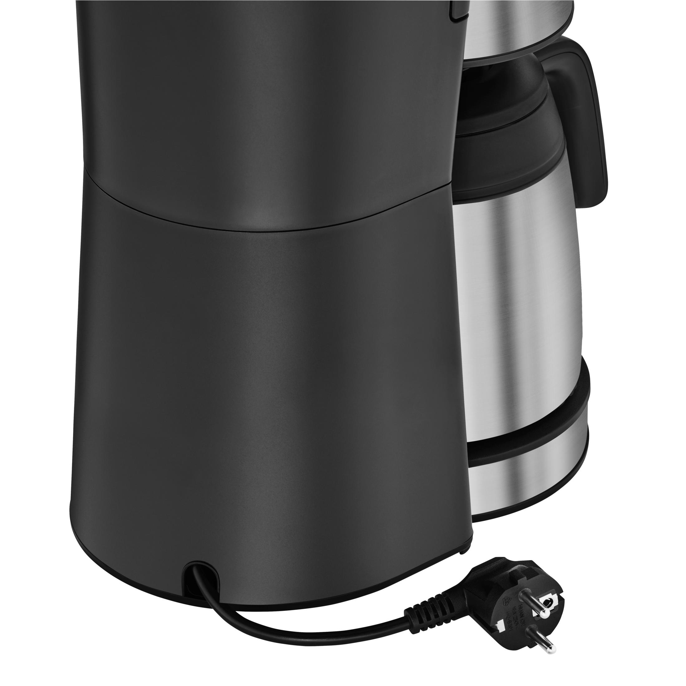 Zbliżenie na czarny ekspres do kawy. Wtyczka jest w gniazdku.