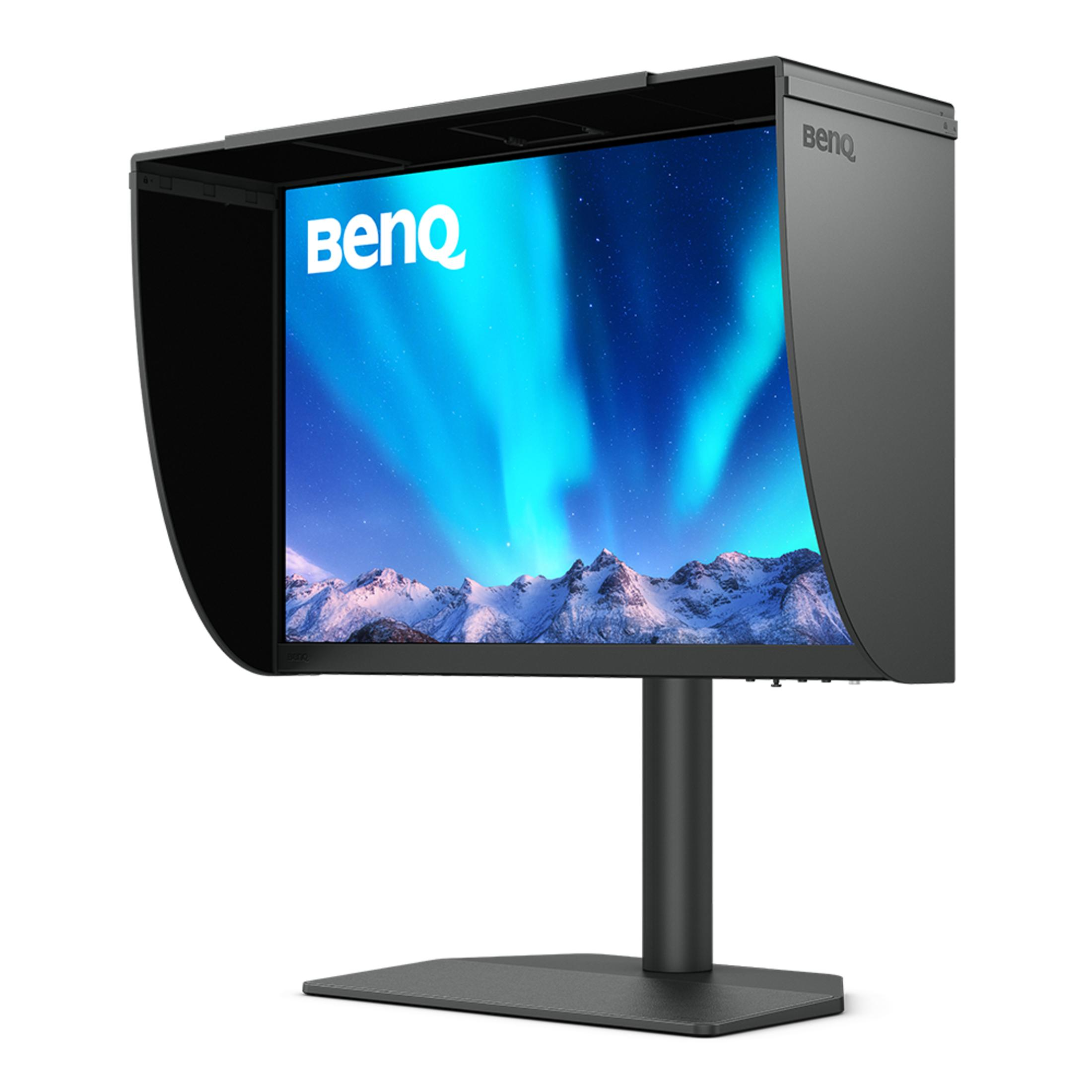 Een monitor heeft een zwarte kap, die een berglandschap met aurora borealis weergeeft.
