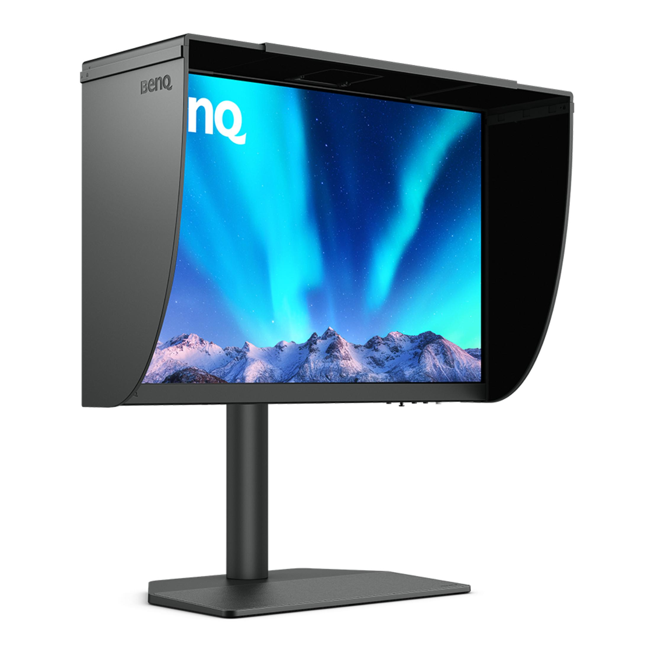 Een monitor met kap toont een landschap van bergen en het noorderlicht.