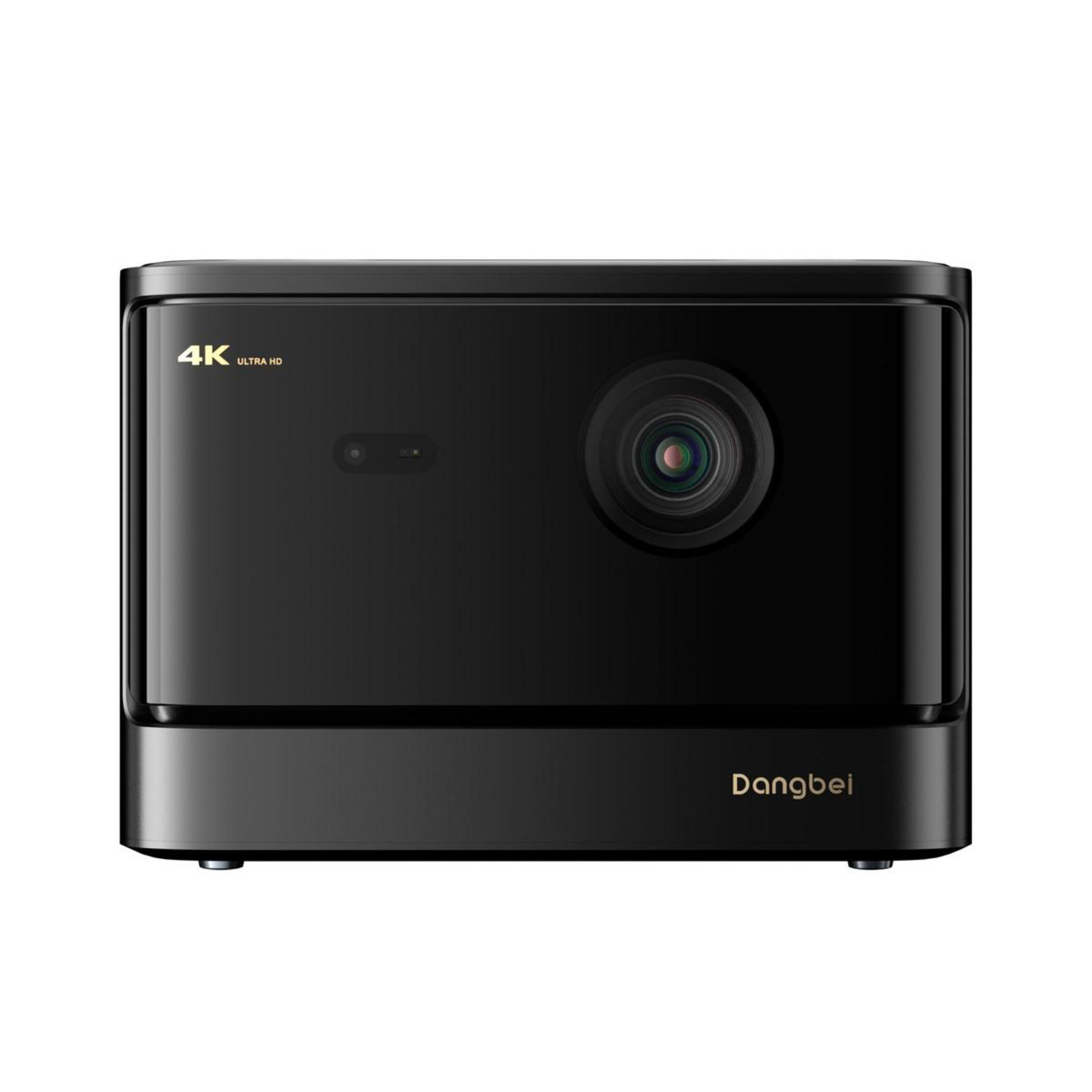 Ein schwarzer Dangbei 4K Ultra HD Projektor mit Objektiv und Markenlogo.