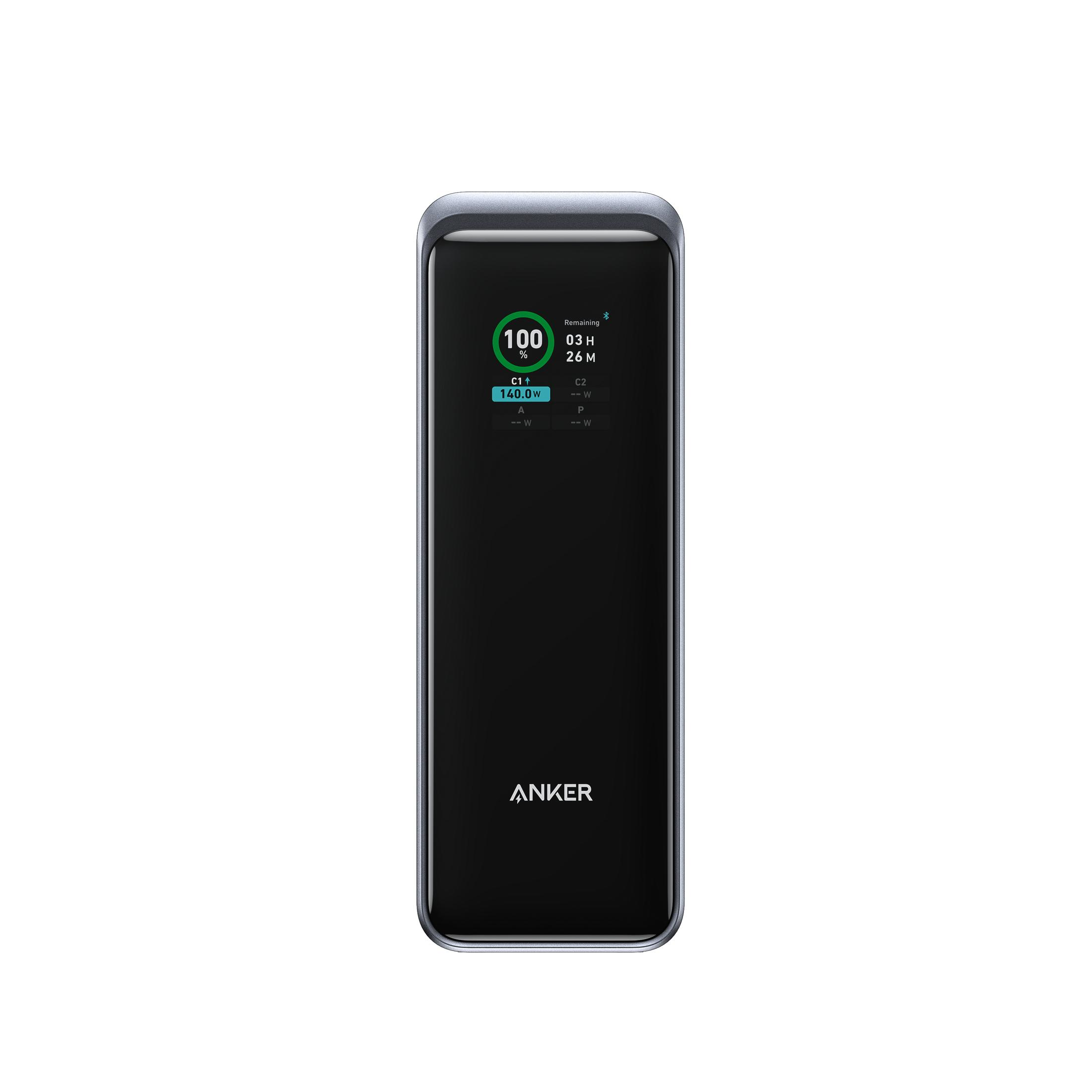 Un power bank nero con uno schermo che mostra una percentuale e altre informazioni di ricarica.