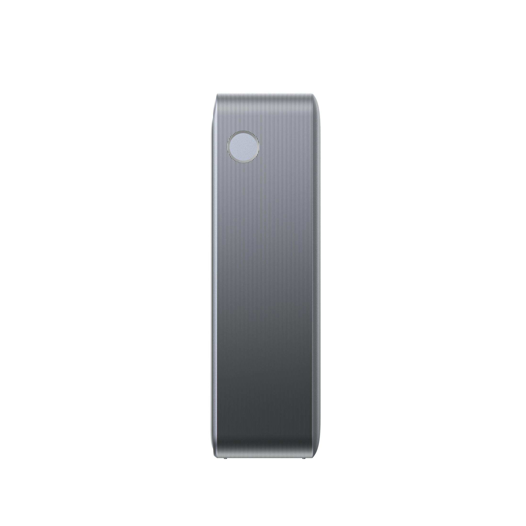 Un power bank argento con un singolo pulsante e un design metallico a coste, isolato su bianco.