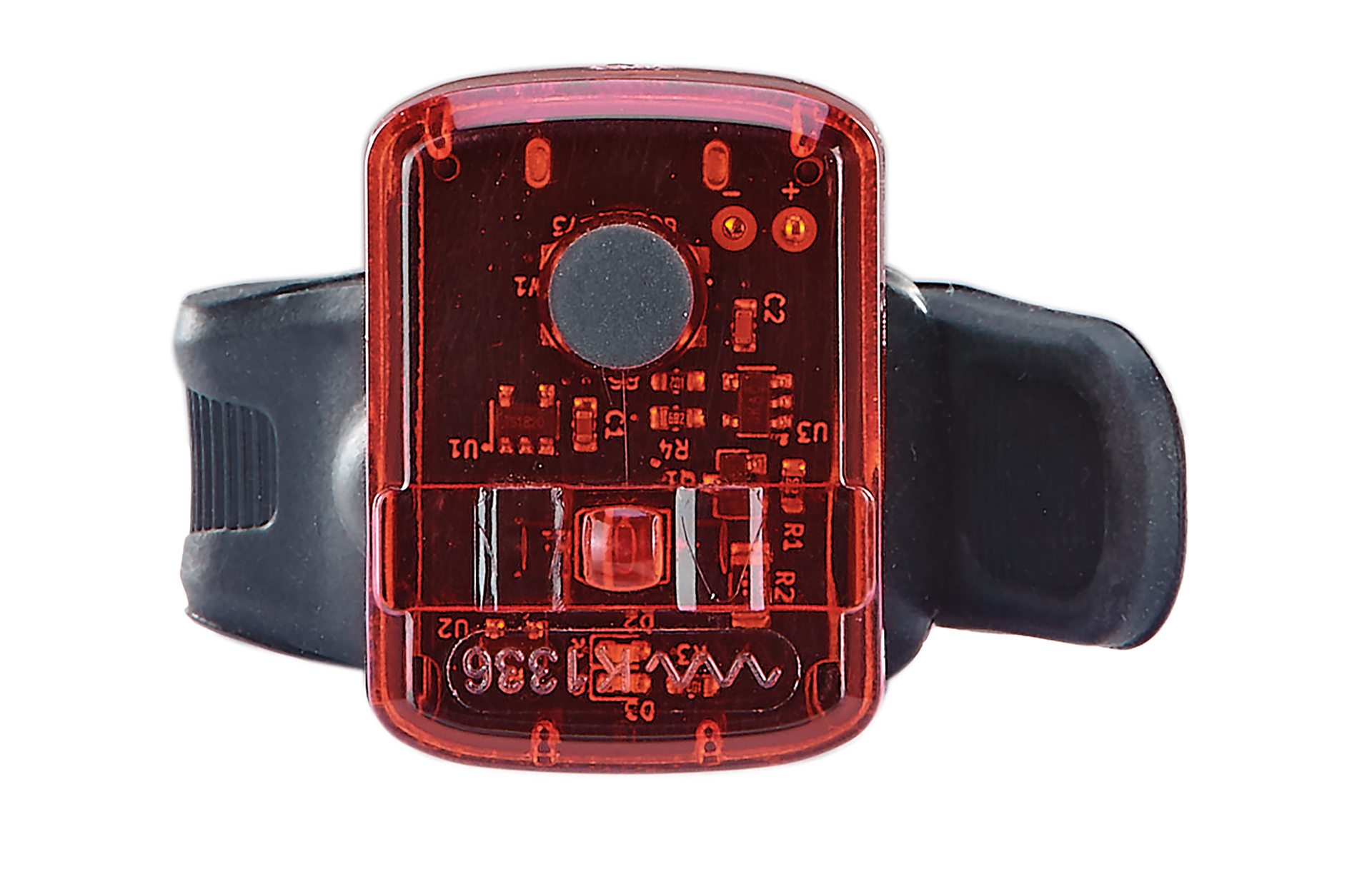 Ein rotes, rechteckiges Fahrradlicht an einem schwarzen Riemen. Es hat einen Knopf und eine sichtbare Platine.