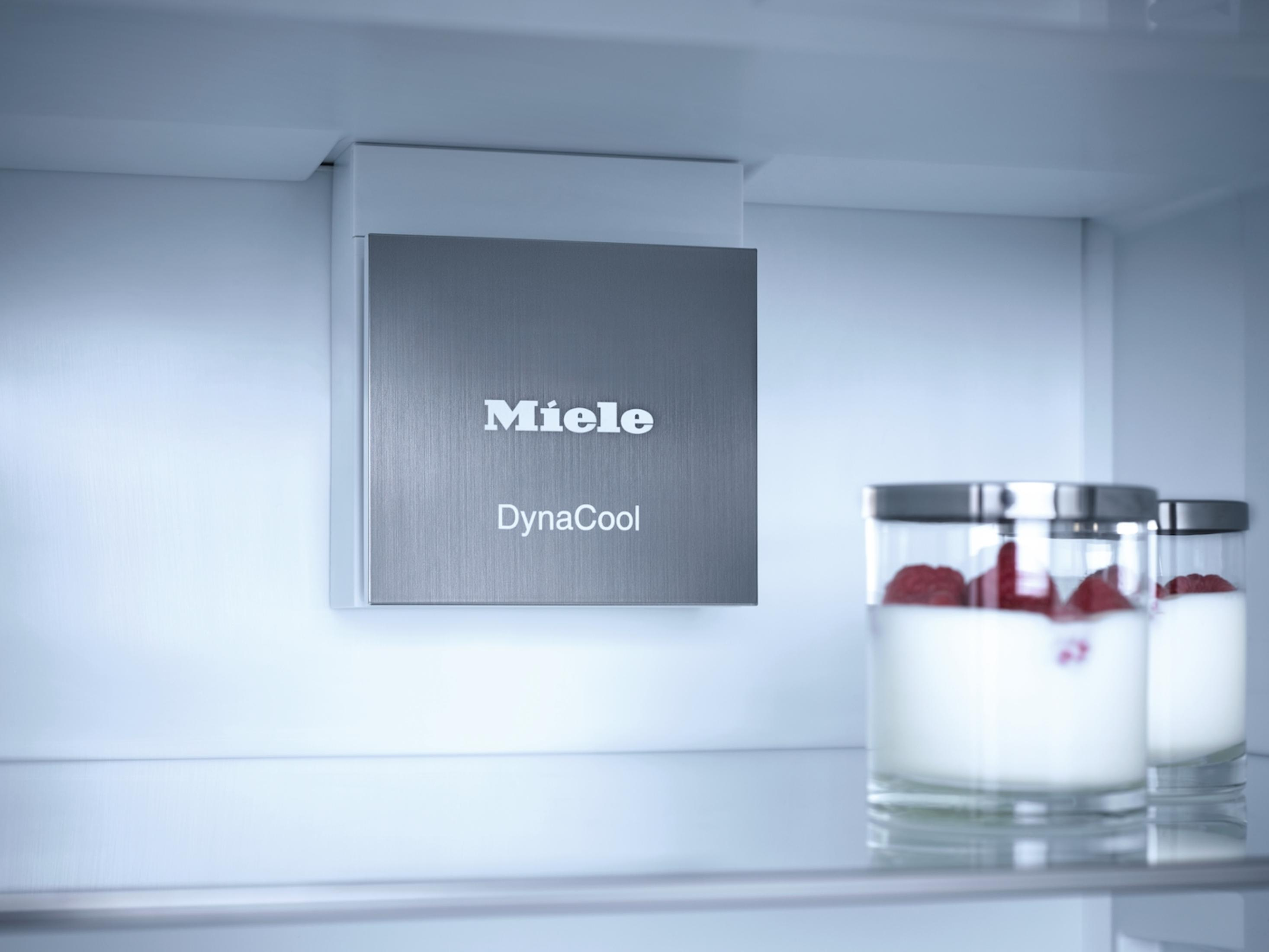 Kühlschrank-Innenraum mit Miele DynaCool und Lebensmitteln.