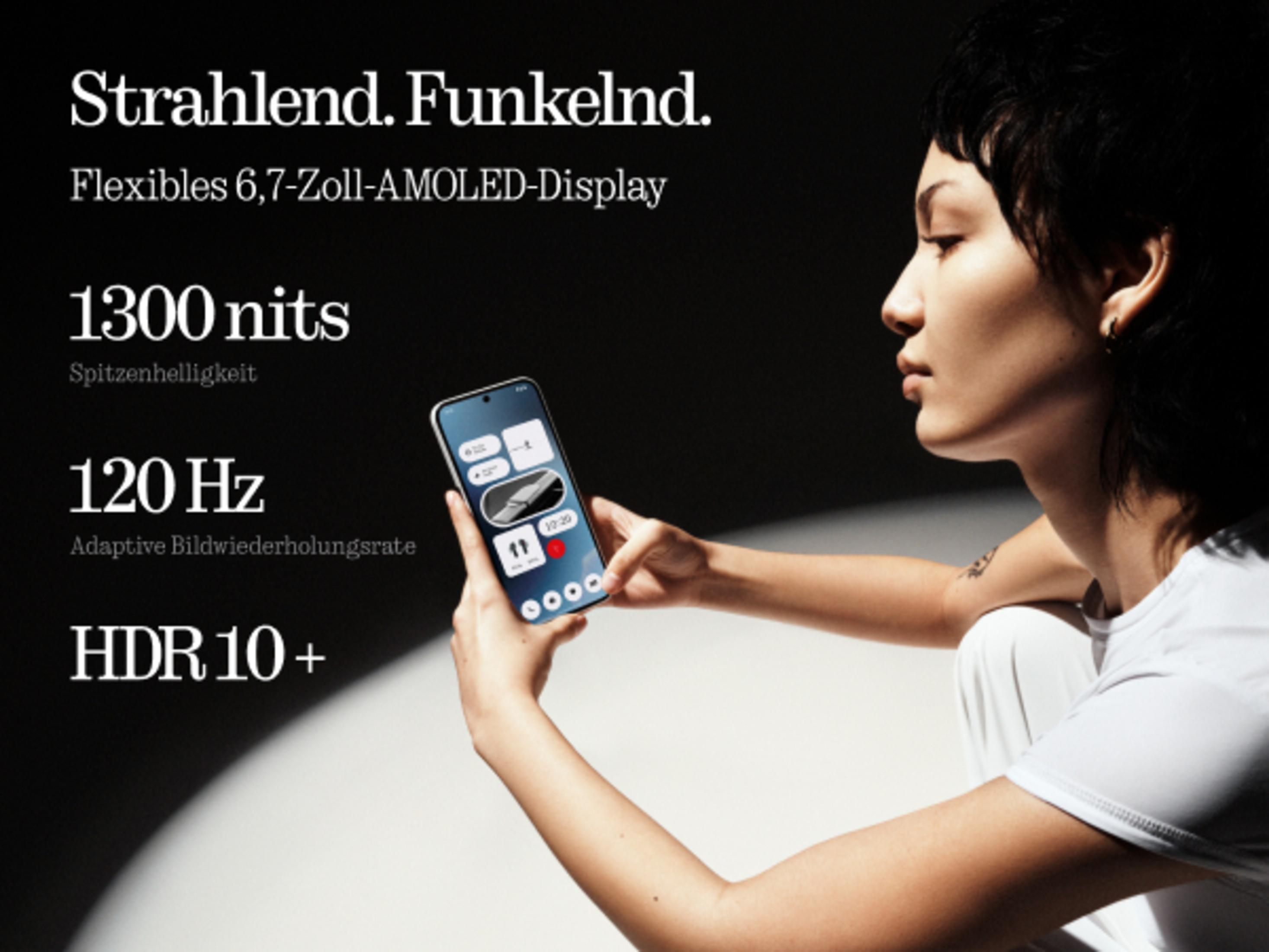 Frau hält ein Smartphone mit Benutzeroberfläche. Der Text hebt Funktionen wie 1300 Nits und HDR10+ hervor.