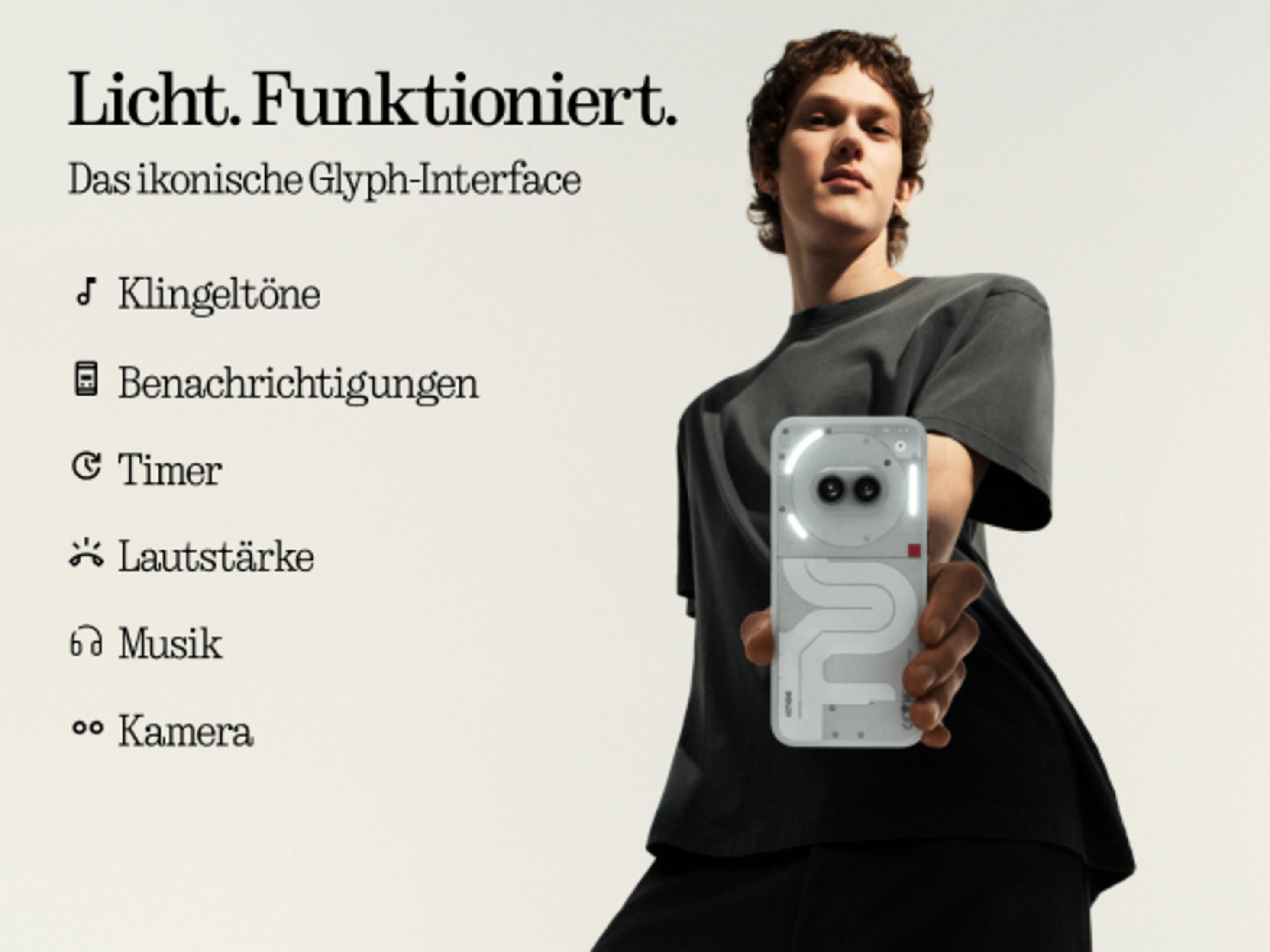 Mann hält weißes Telefon mit Lichtern. Text auf Deutsch beinhaltet Glyph Interface, Klingeltöne und Kamera.