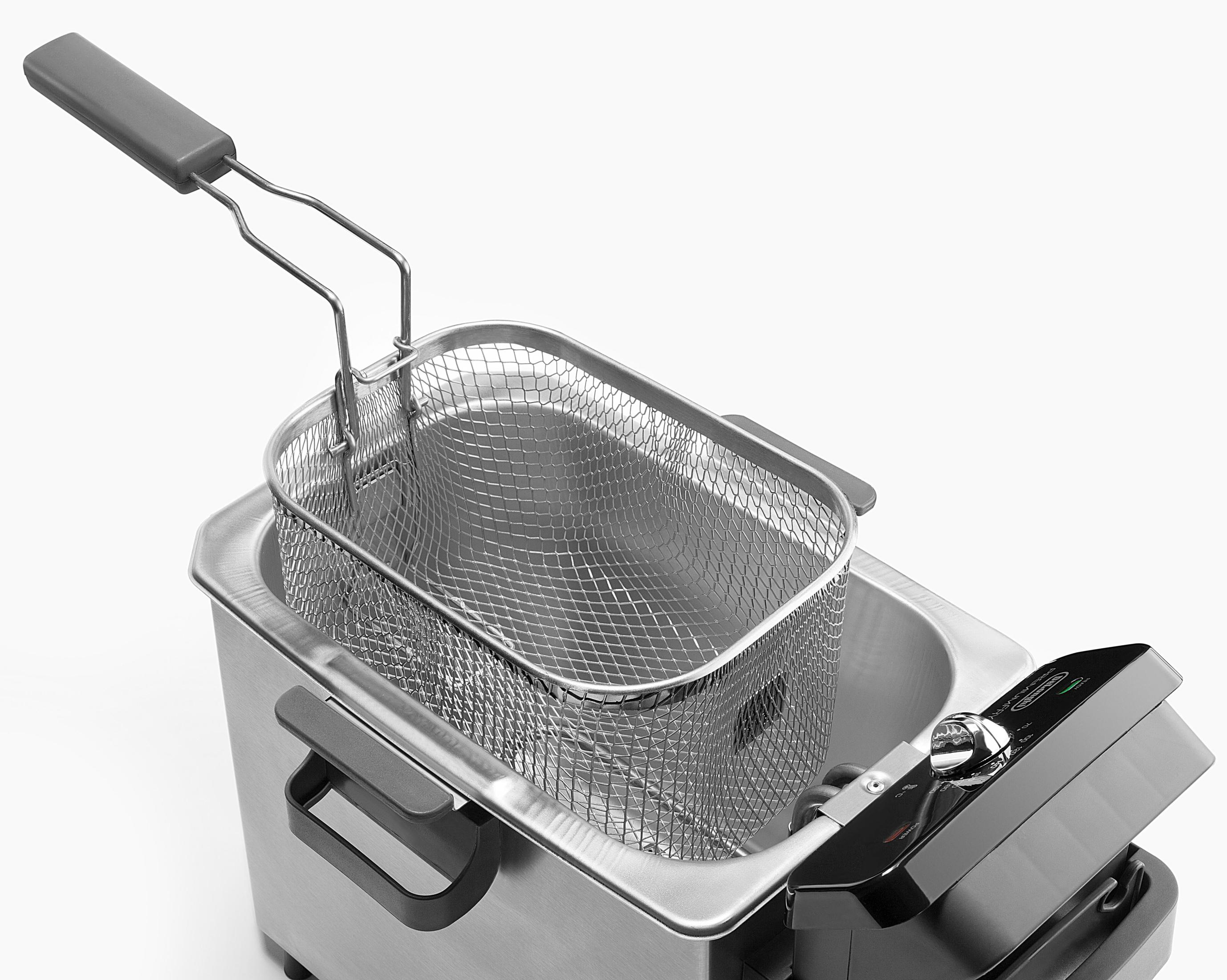 Frytownica ze stali nierdzewnej z koszem z siatki, uchwytem do góry, na białym tle, widoczny panel sterowania.