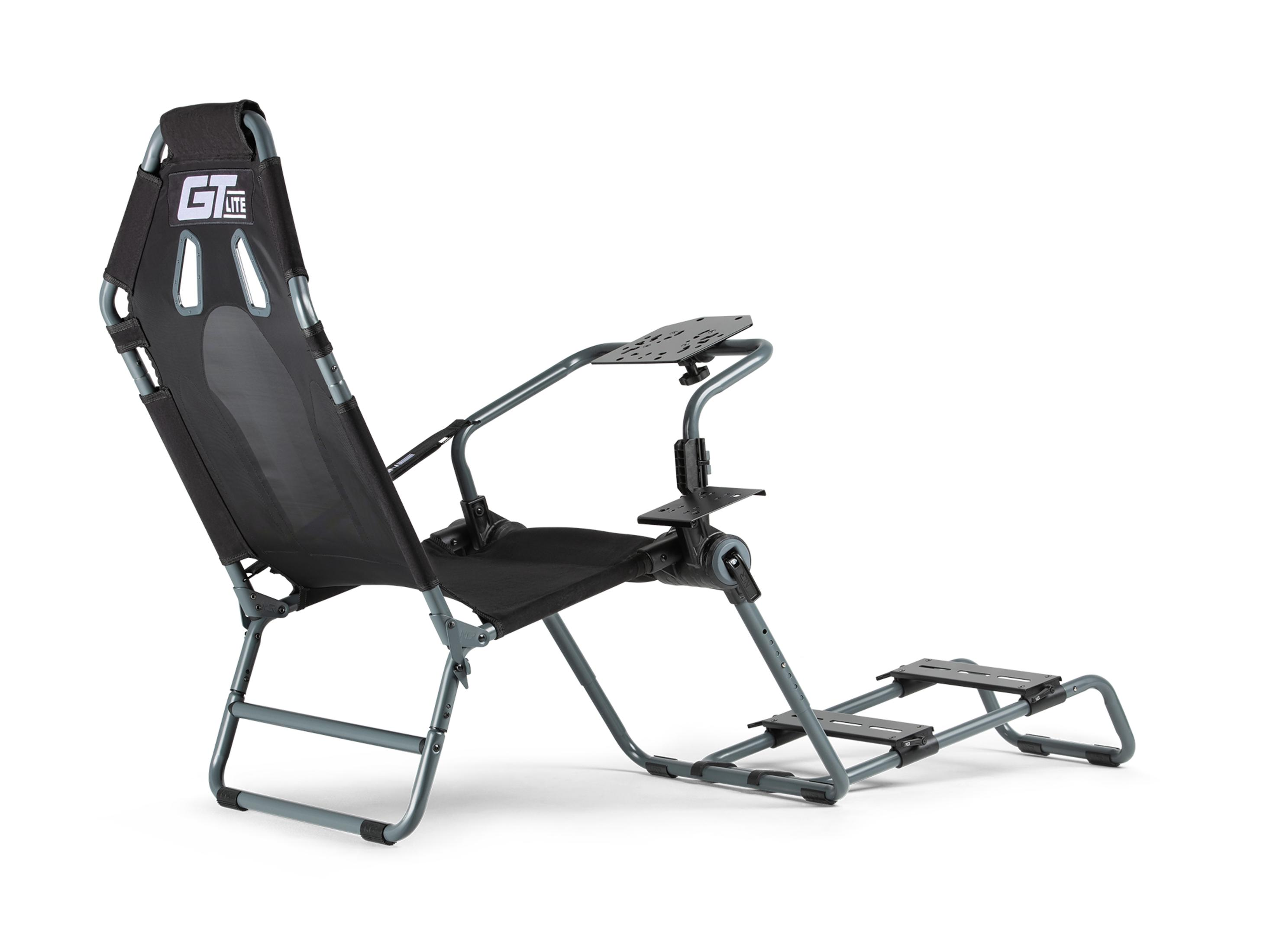 Una sedia da corsa GT Lite con seduta nera e telaio argentato, su bianco.